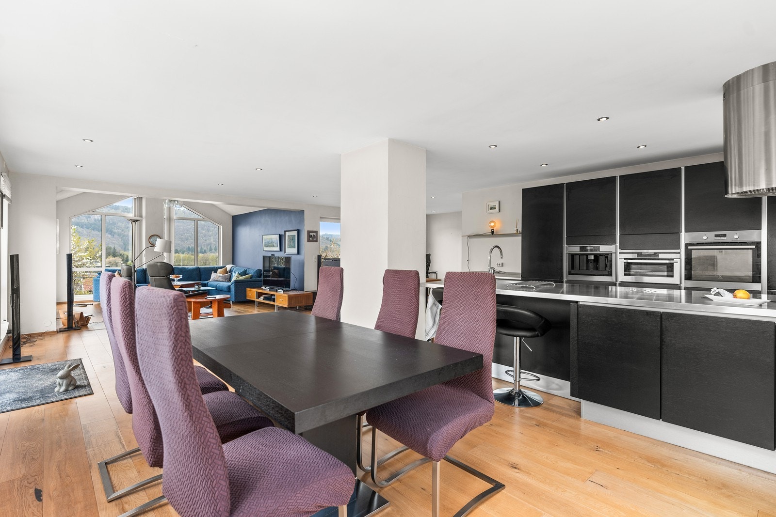 Plass til langbord ved kjøkkenet. Galleribilde