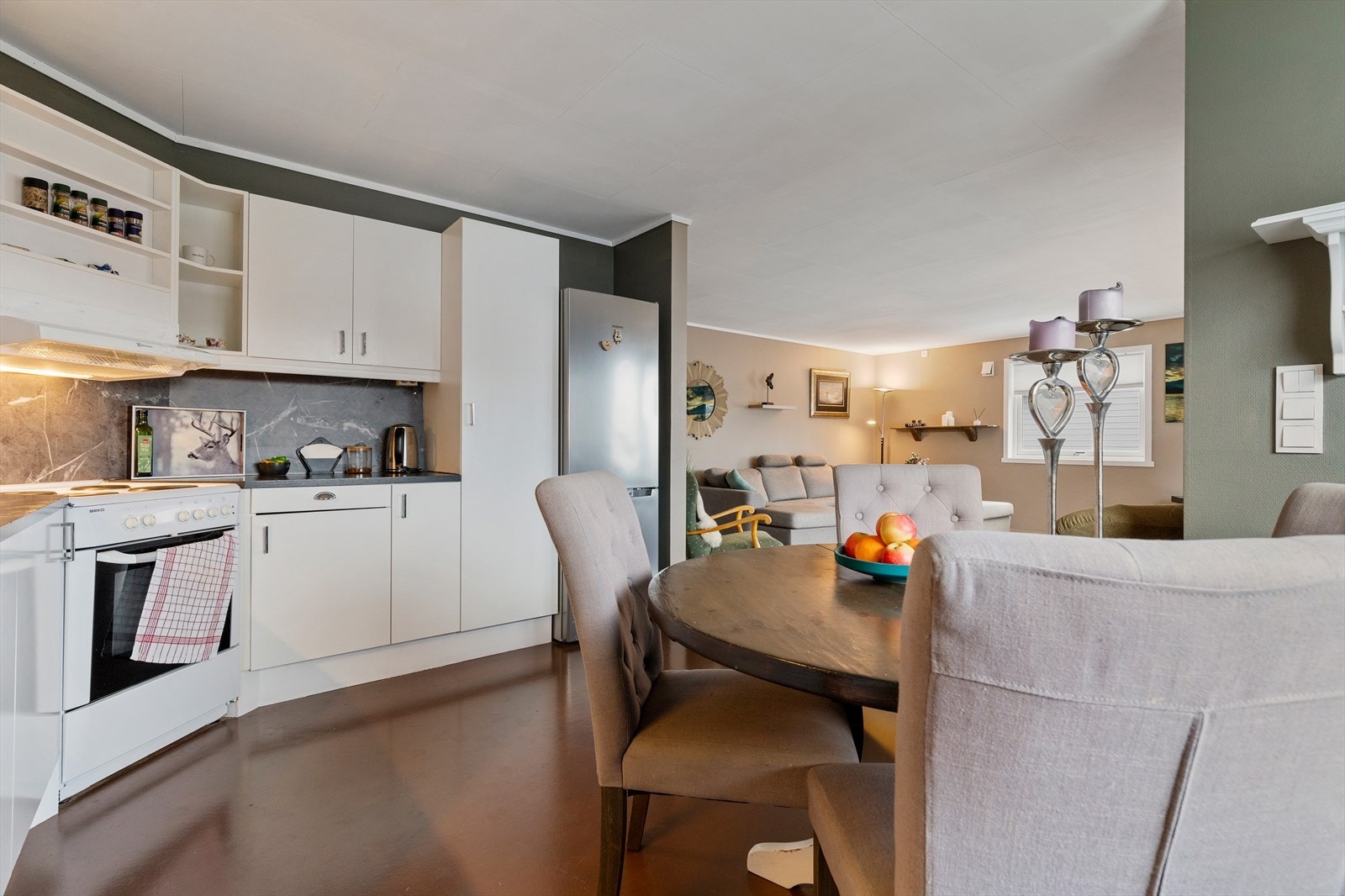 God plass til spisegruppe ved kjøkkenet Galleribilde