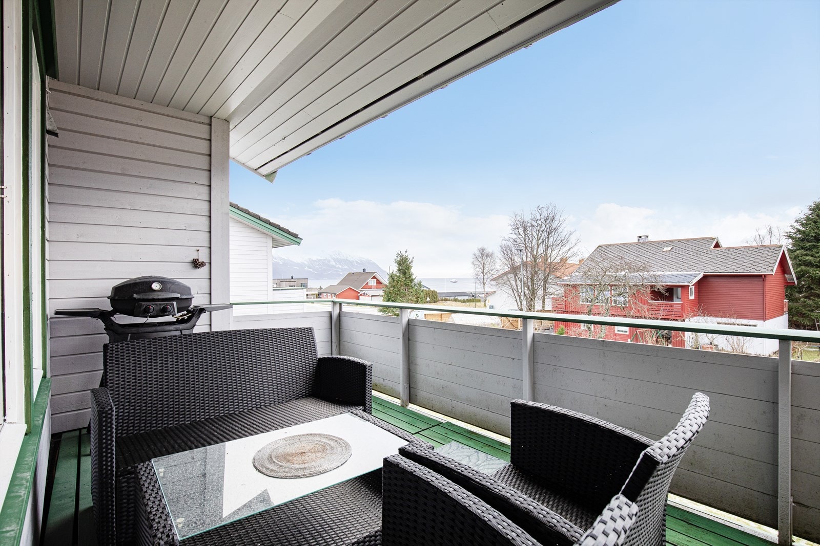 Hyggelig altan med god plass til både sittegruppe og grill Galleribilde