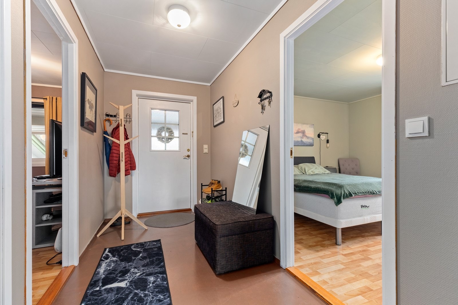 Entré med plass til både oppheng og skohyller Galleribilde