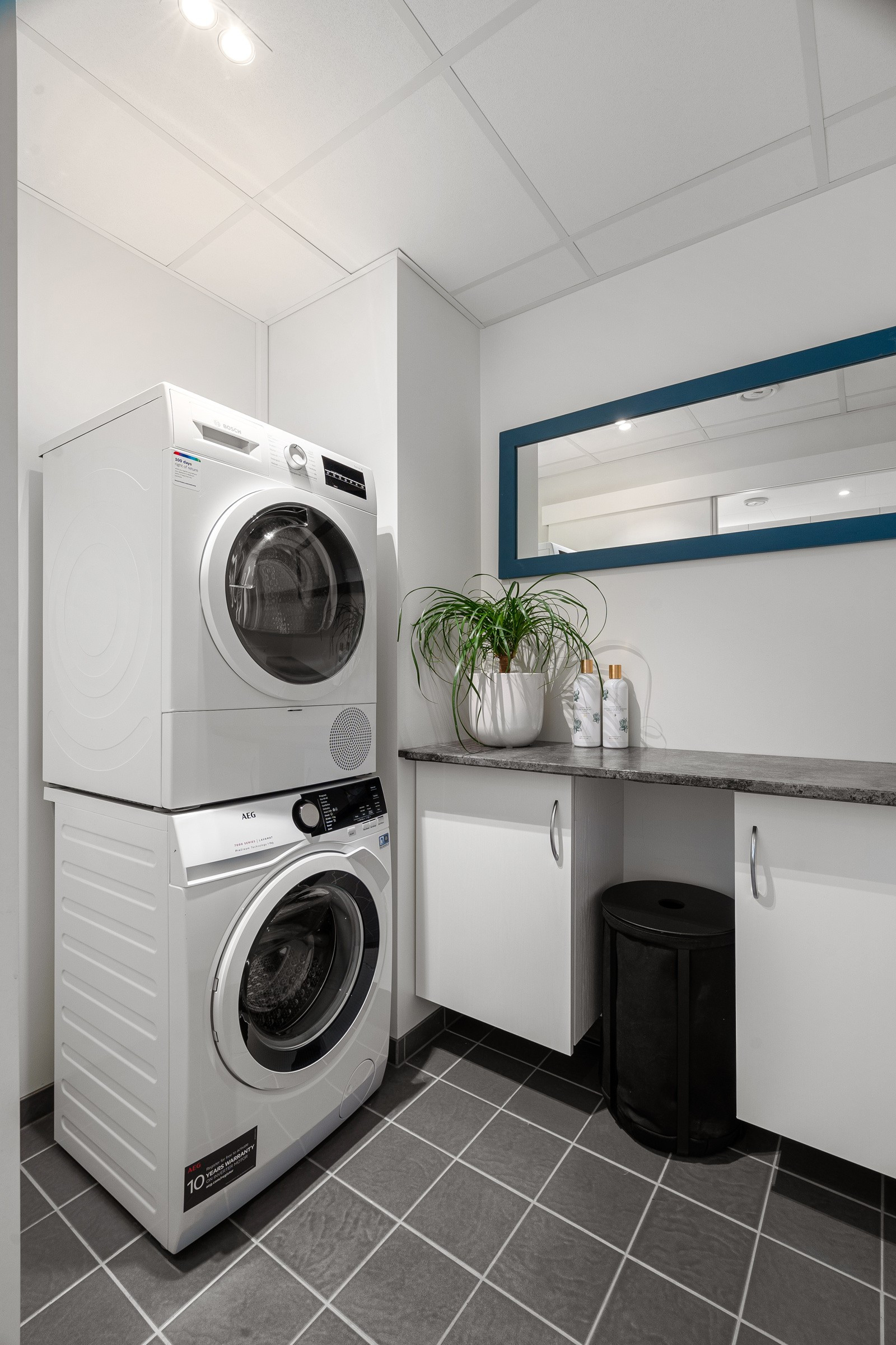 Med skyvedør fra baderommet har du et praktisk vaskerom med god plass til vaskemaskin og tørketrommel!