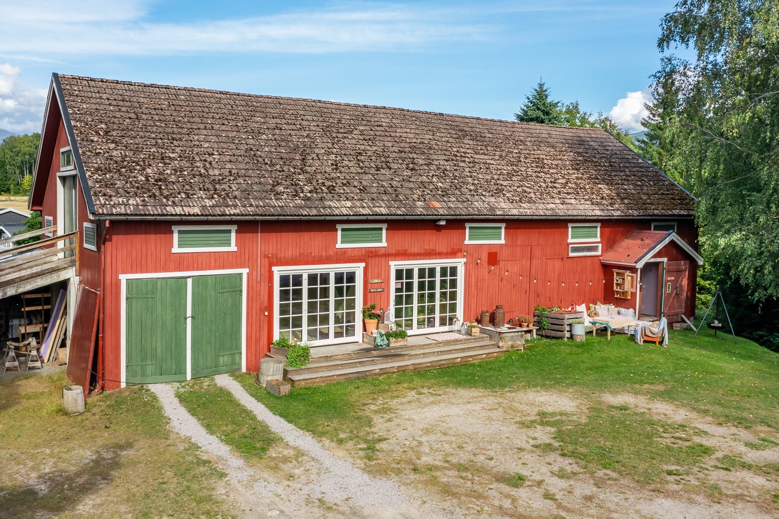 Låve med garasje og i tillegg til et nyrenovert yogarom med gårdsbutikk og utedo Galleribilde
