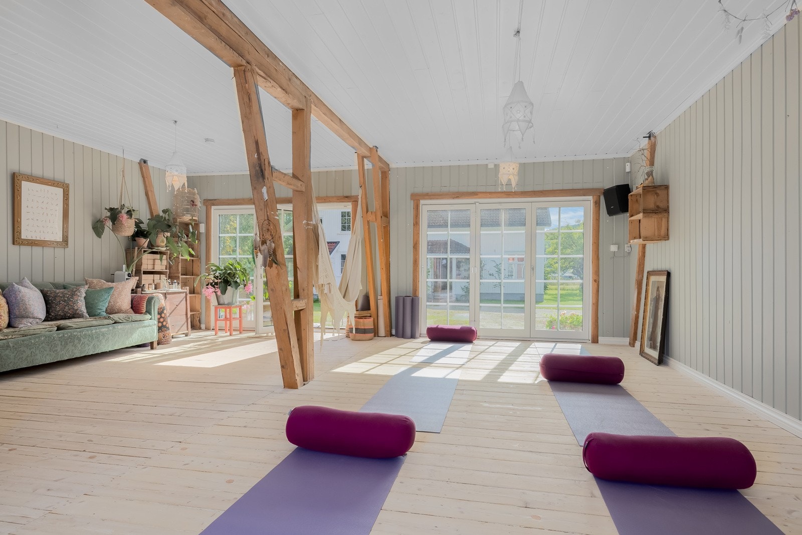 Deler av låven er ombygget til yogalokale og gårdsbutikk. Yogalokalet er isolert og innredet med sjel og god atmosfære. Lokalet passer også som kurs- og selskapslokale Galleribilde