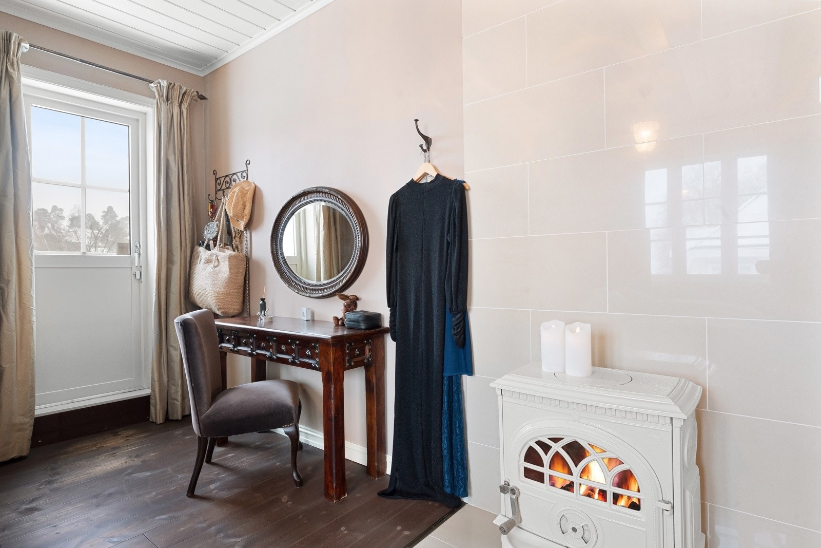 Peis og utgang til balkong på hovedsoverommet. Galleribilde