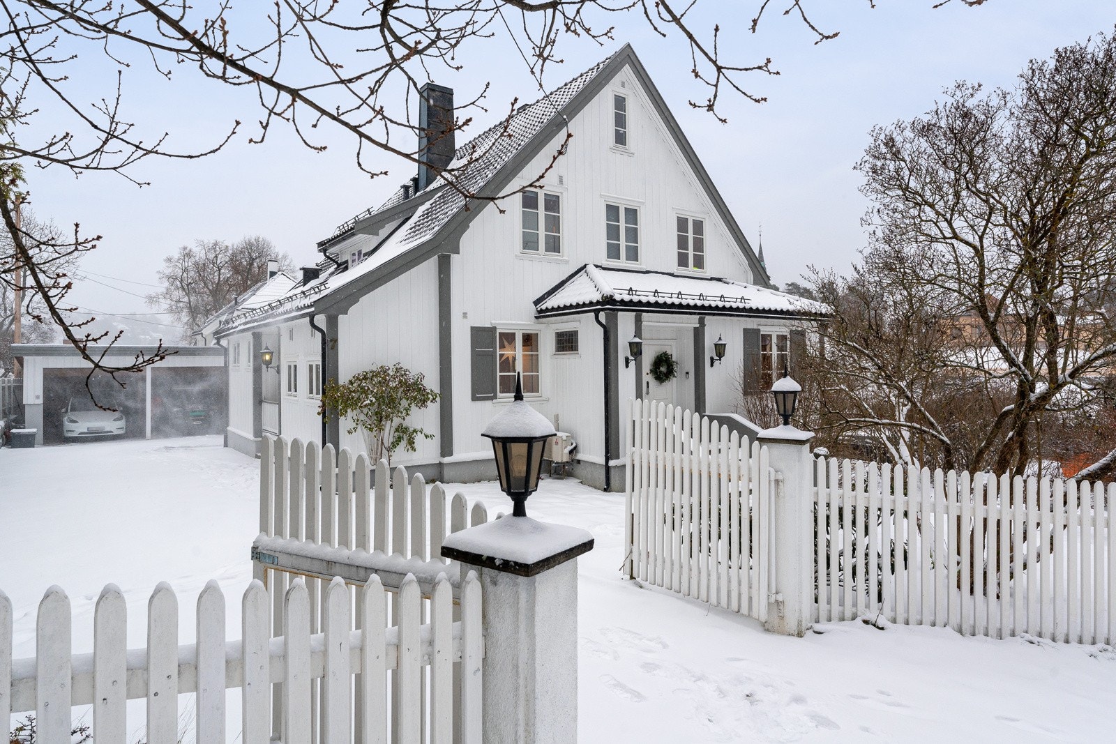 Port inn til stor gårdsplass som er klargjort for elektrisk åpning Galleribilde
