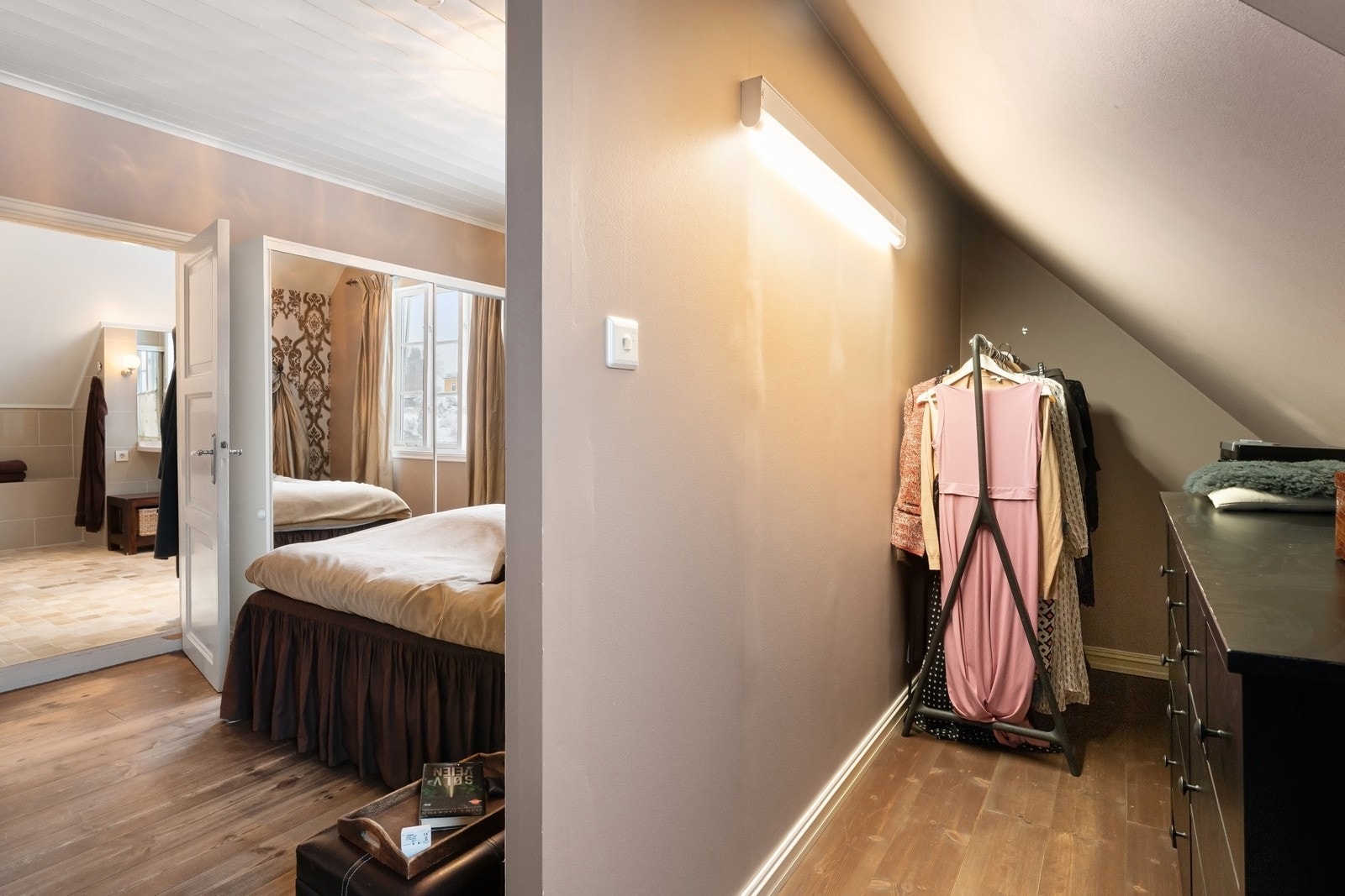 Soverommet har både et adskilt walk-in closet og en stor skyvedørsgarderobe med speilfronter Galleribilde