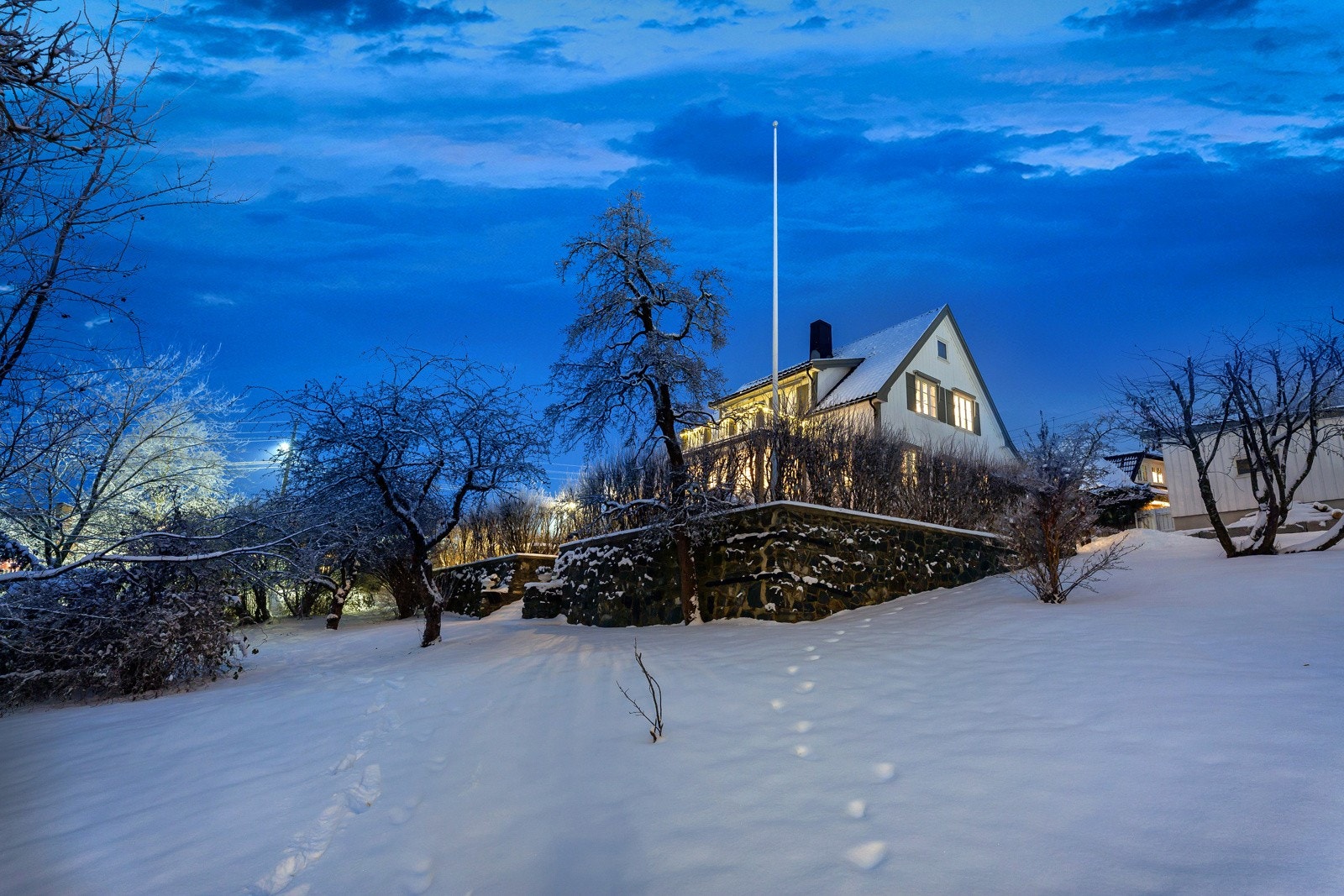 Stor hage omkranser boligen Galleribilde