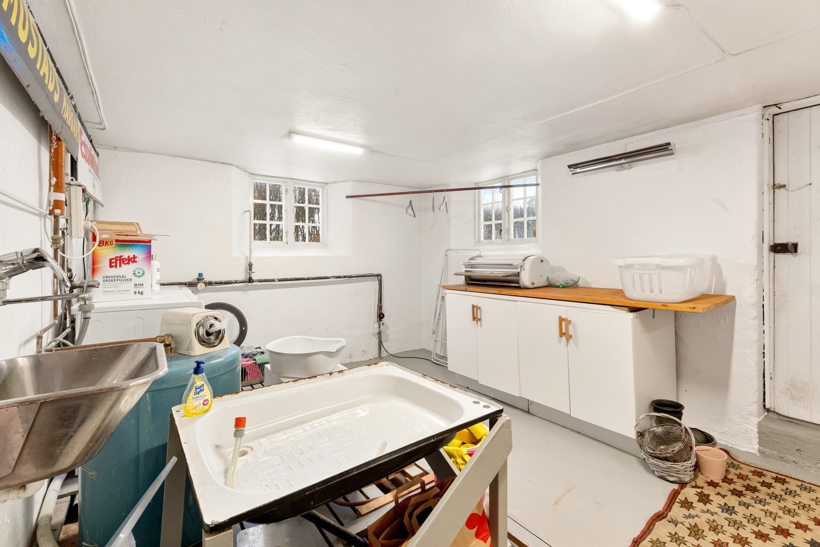 Vaskerommet er meget romslig, innredet med benkeskap, skyllekum av stål og opplegg for vaskemaskin. Rommet har også egen inngang fra hagen. Galleribilde