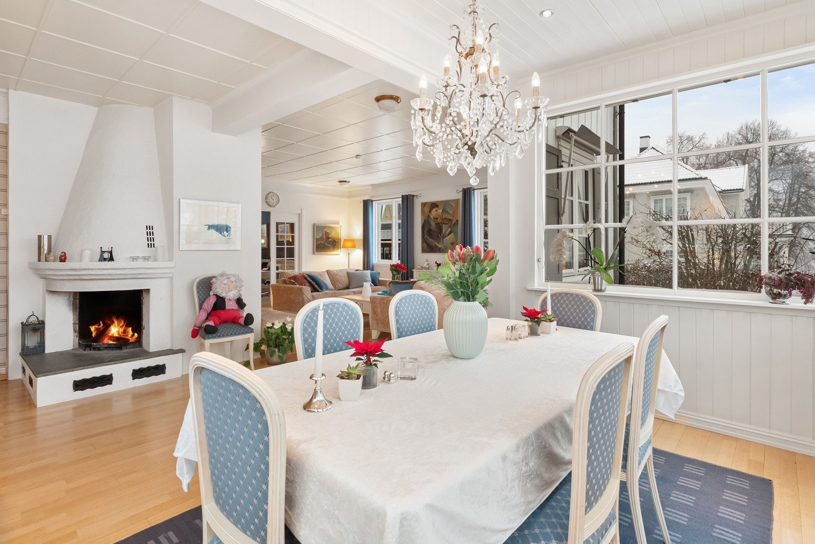 Spisestuen har utgang til hagen, og om sommeren er det hyggelig å trekke ut for middager i varmen Galleribilde