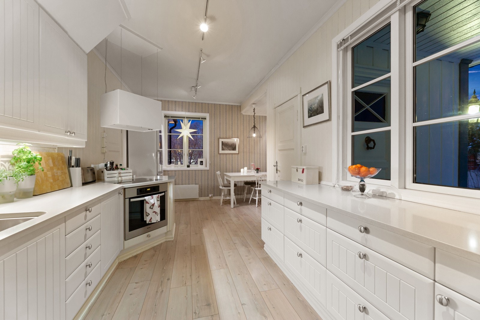 Husets hjerte er et flott kjøkken med egen spiseplass Galleribilde