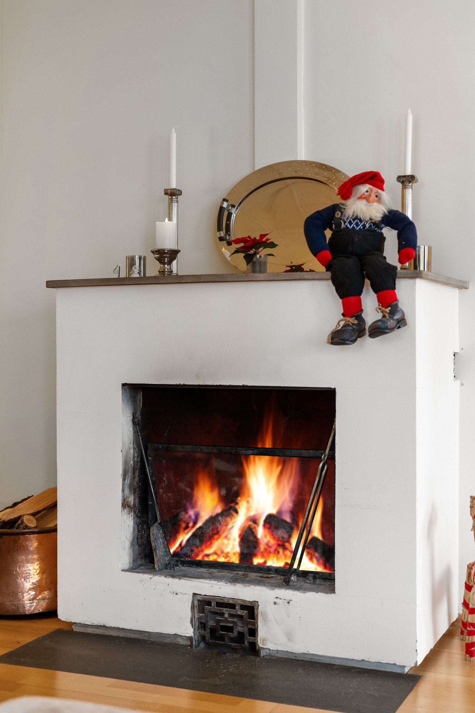 En av to peiser i huset Galleribilde