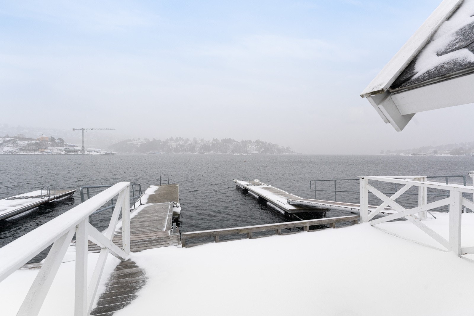 Vinterstemning fra badehus og brygge Galleribilde