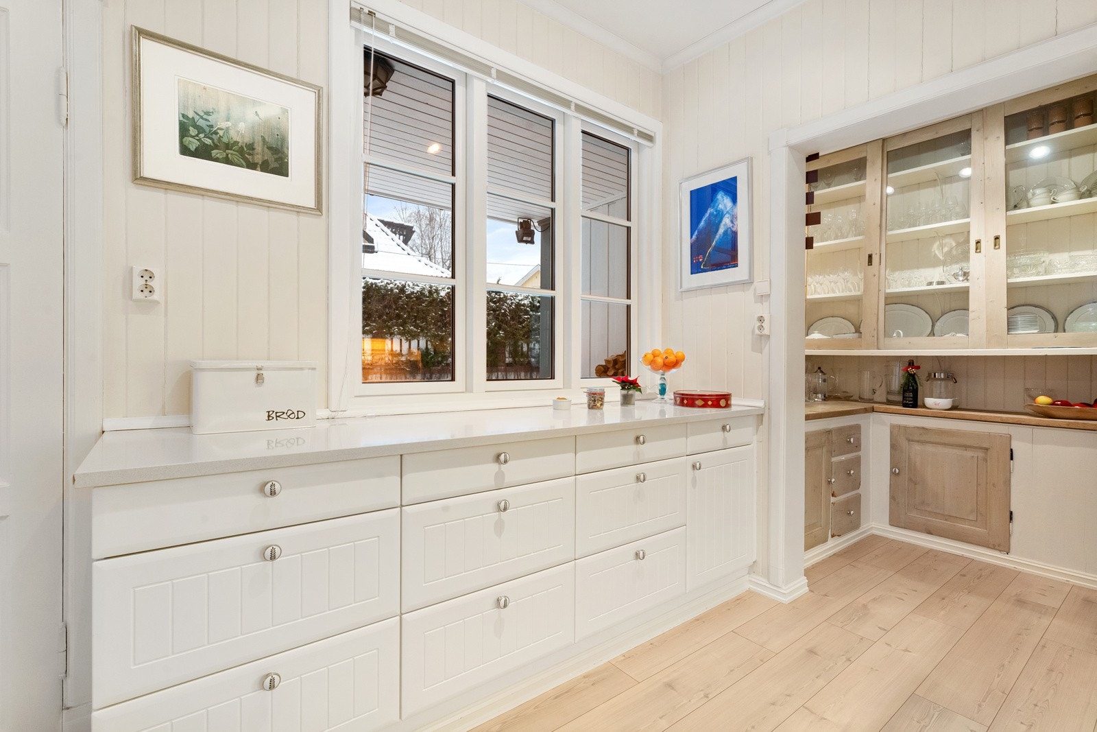 Hvitevarene er integrerte, bestående av platetopp, stekeovn og oppvaskmaskin. Galleribilde