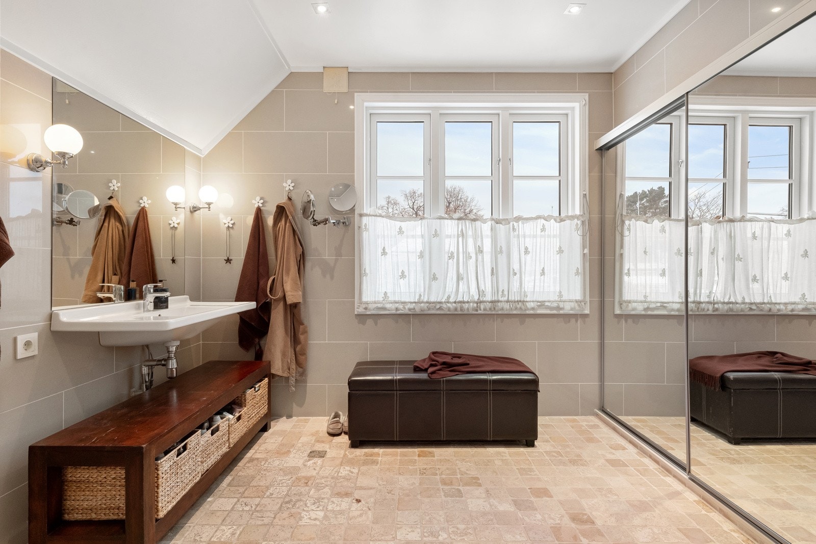 Videre har badet toalett, varmekabler, downlights og en gjennomgående skyvedørsgarderobe inn til soverommet. Galleribilde