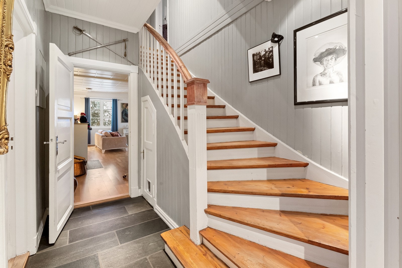 Gangen og trappen opp til 2 etg Galleribilde
