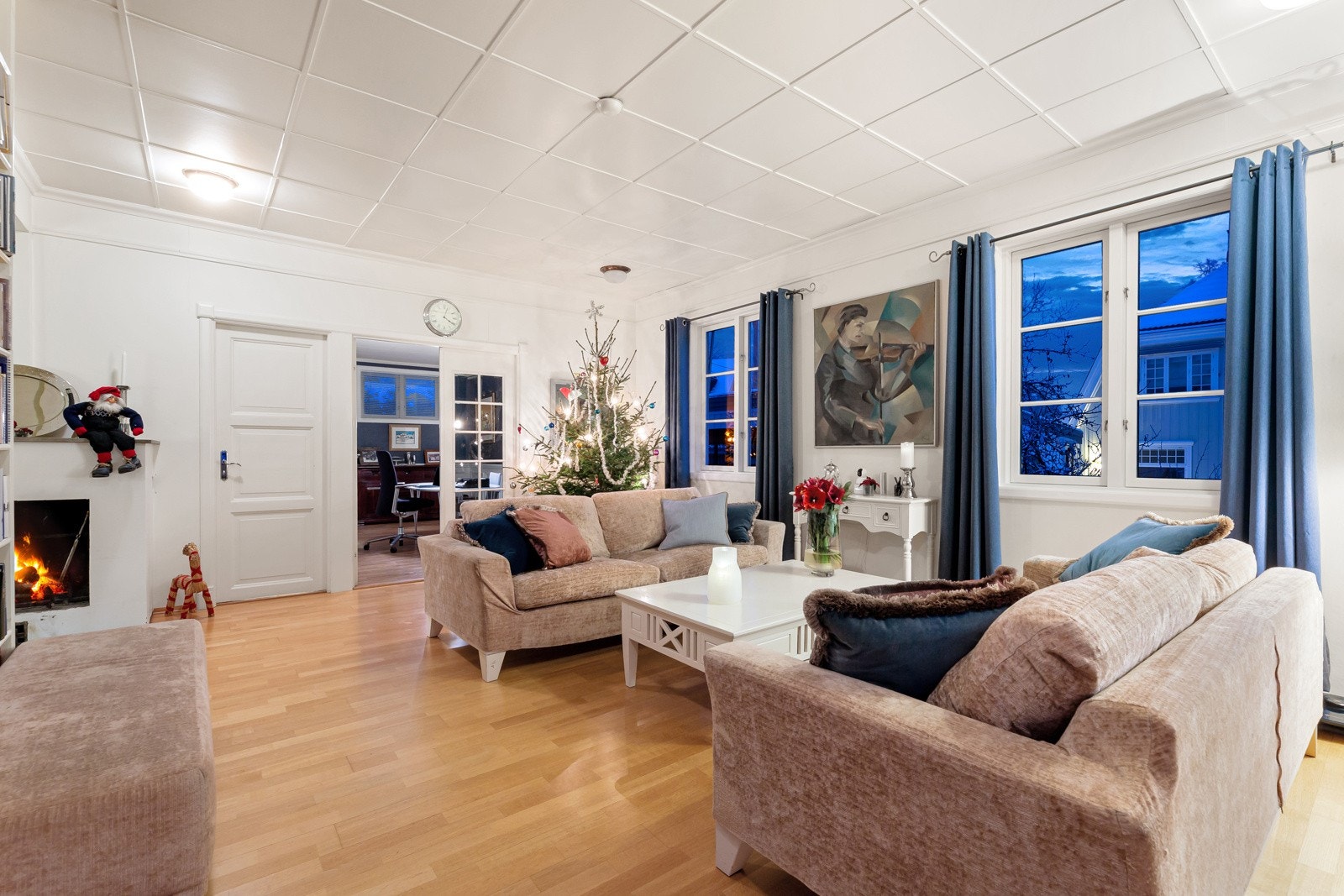 Rommet har parkettgulv og hvite vegger Galleribilde