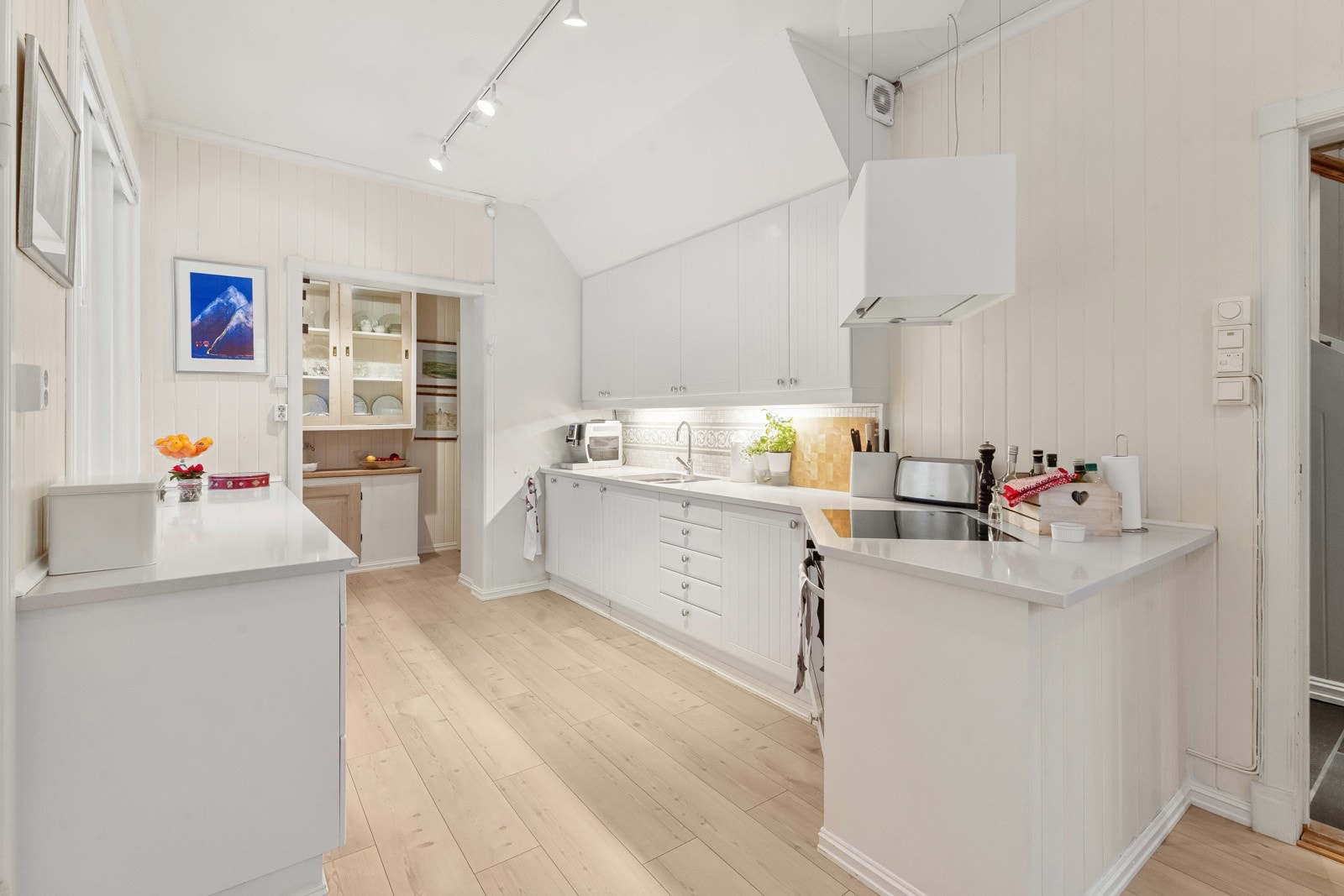 Kjøkkenet er stort og praktisk, med mye skapplass og store arbeidssoner. Galleribilde