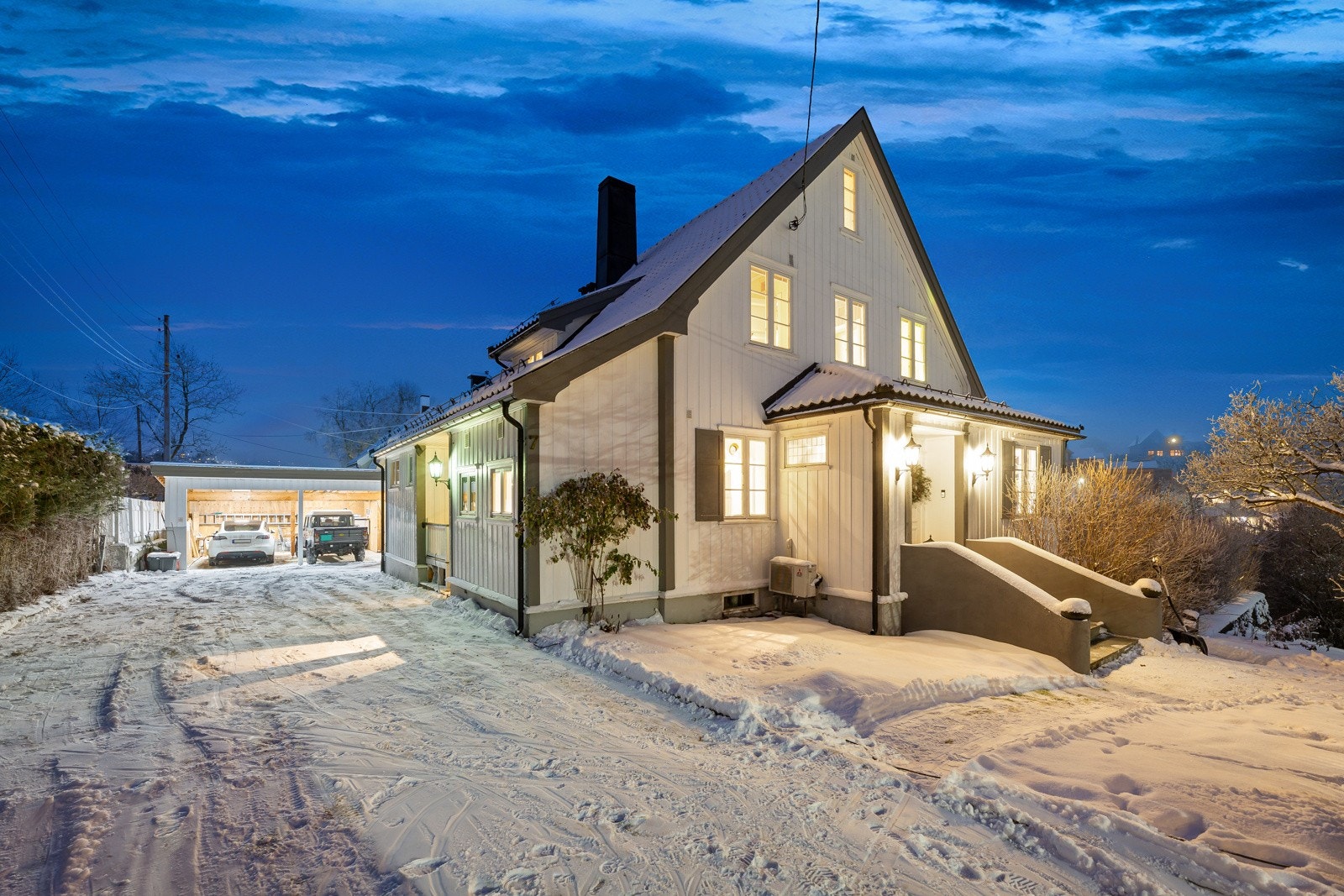 Stor gårdsplass utenfor huset med plass til mange biler Galleribilde