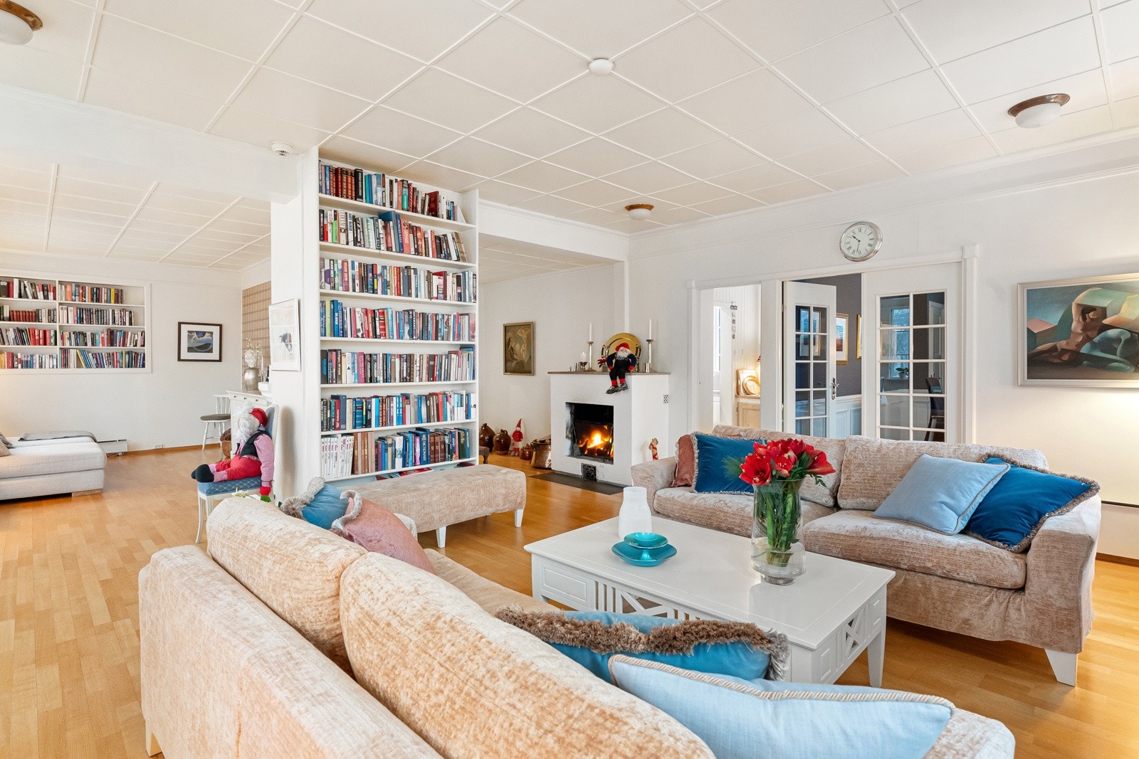 Det er for øvrig god møbleringsfrihet i stuen, så her kan man enkelt innrede med flere sittegrupper Galleribilde