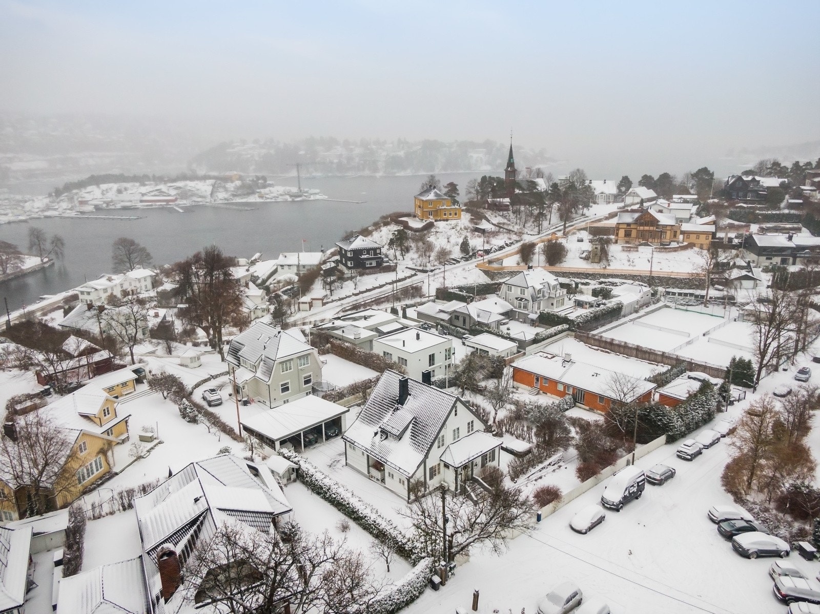 Eiendommen ligger fint plassert på Ormøya med kort vei til både sjøen og bysentrum. Galleribilde