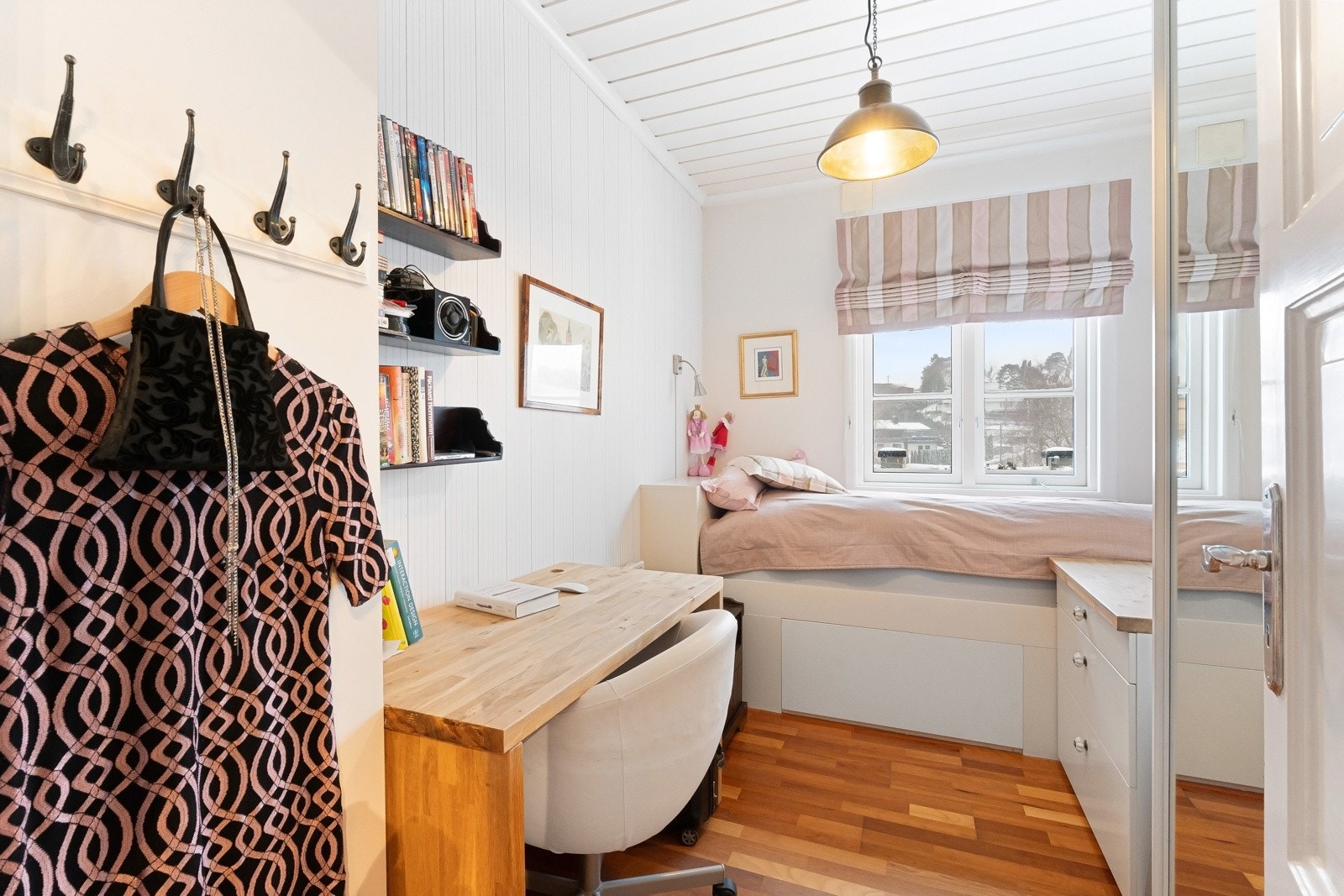 Soverom 2. Alle rommene er innredet med store skyvedørsgarderober, og entreen har et tilliggende walk-in closet. Galleribilde