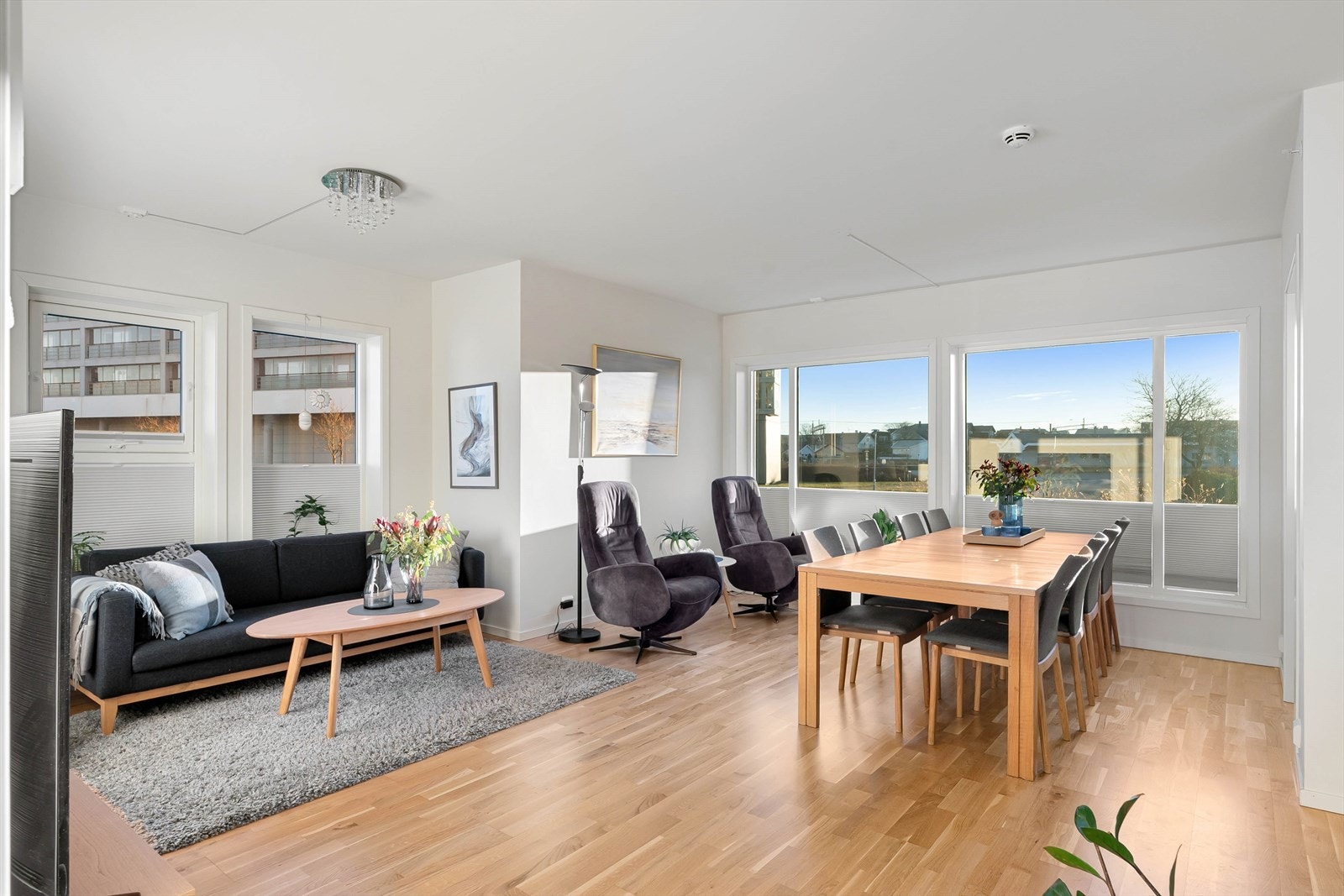 Attraktiv beliggenhet i hjertet av Nærbø. Umiddelbar nærhet til alt du kan tenke deg, bant annet dagligvarebutikk, togstasjon, apotek, bank, kjøpesenter og helsesenter. Galleribilde