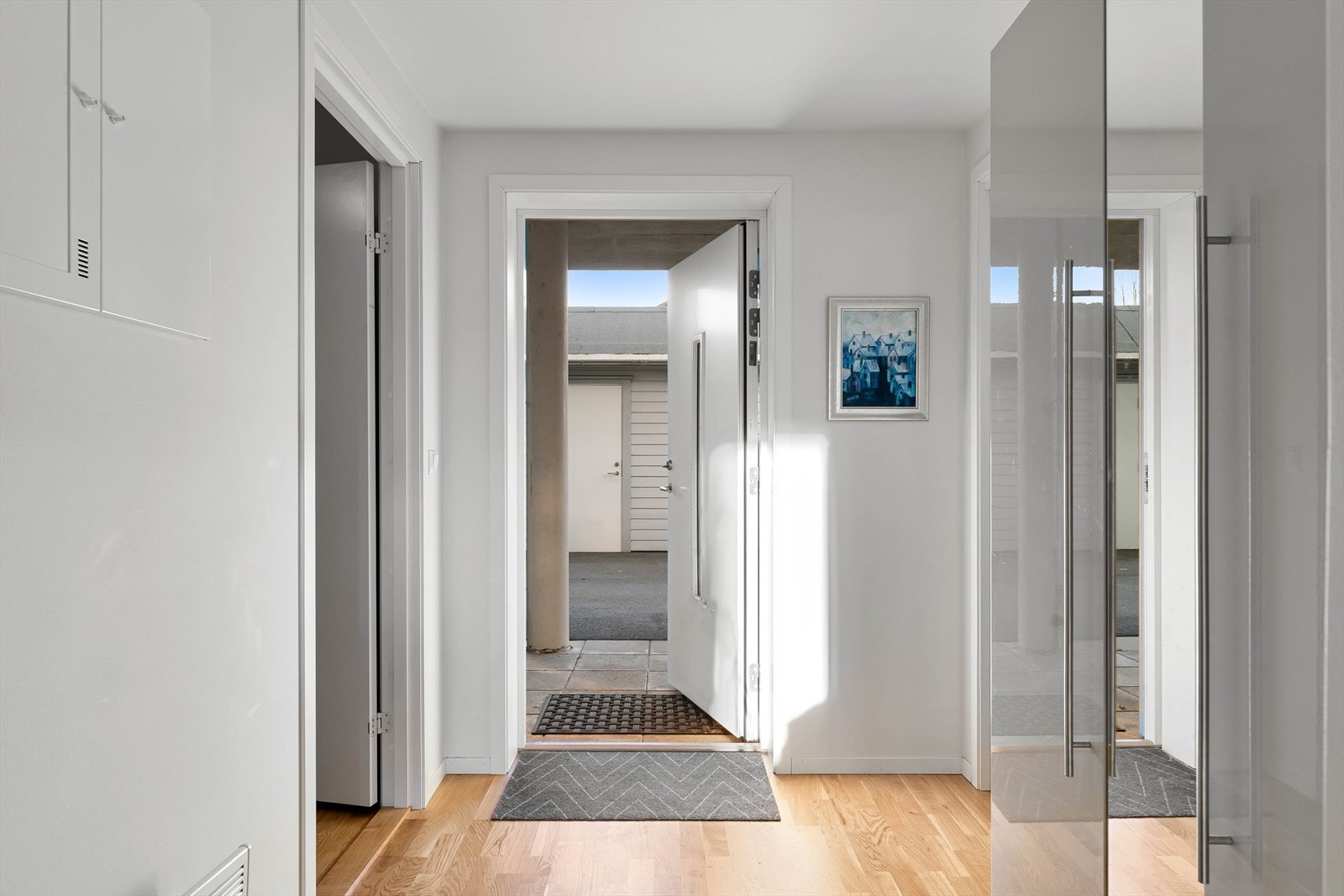 Gang og entrè er romslig, og har plass til mye oppbevaring. Garderobeskap i gang medfølger i handel. Galleribilde