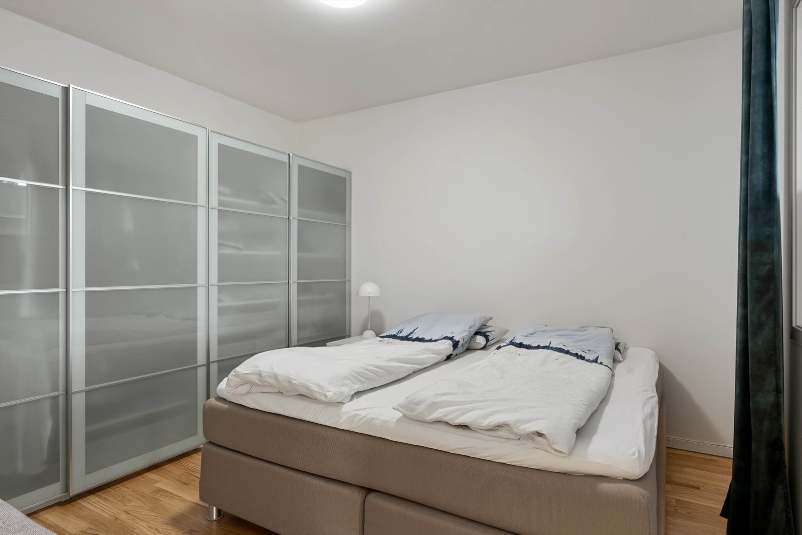 Hovedsoverom med romslig gardeobe med skyvedører. Galleribilde