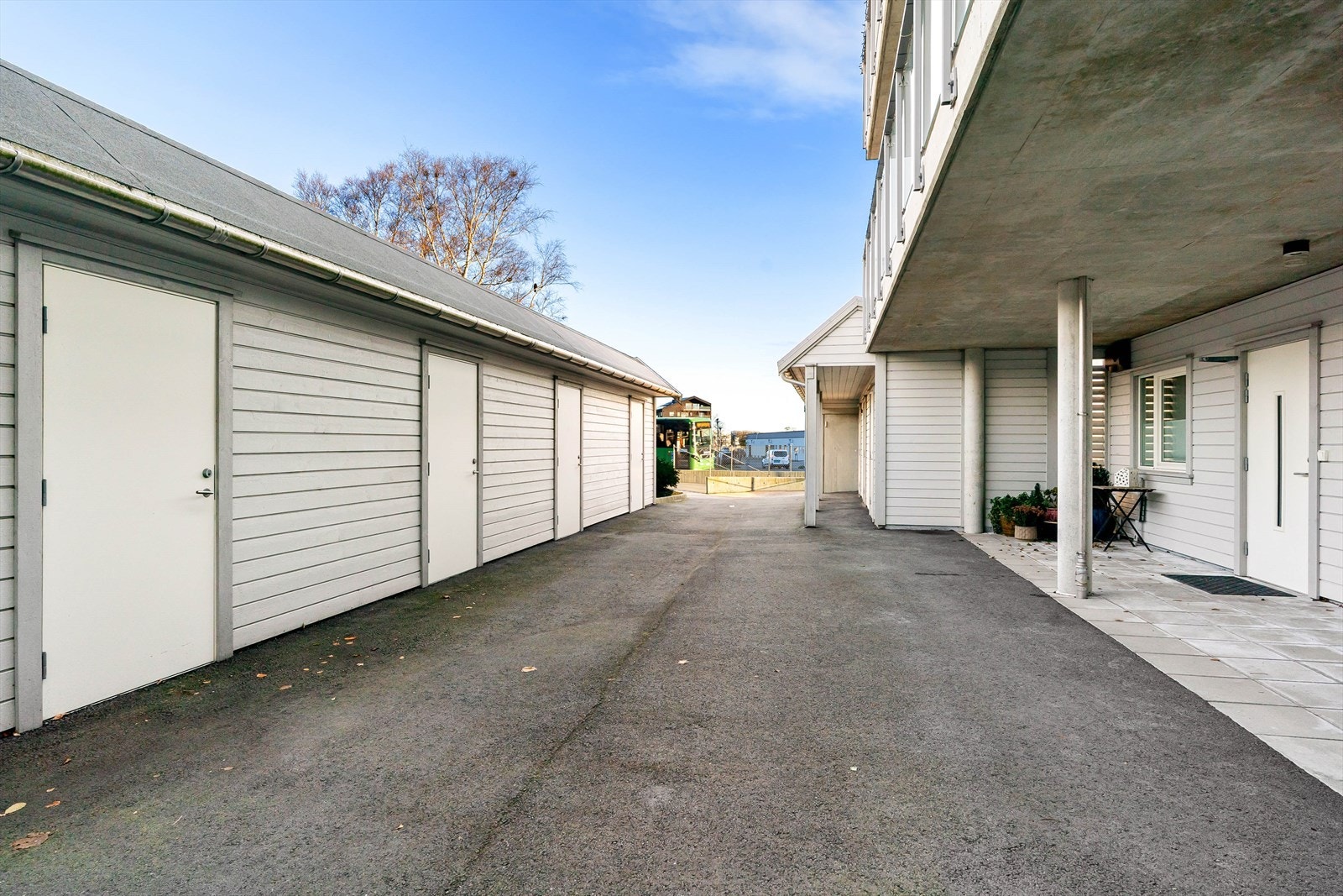 Utvendig bod og felles sykkelbod like ved inngangsparti. Parkering i lukket anlegg. Galleribilde