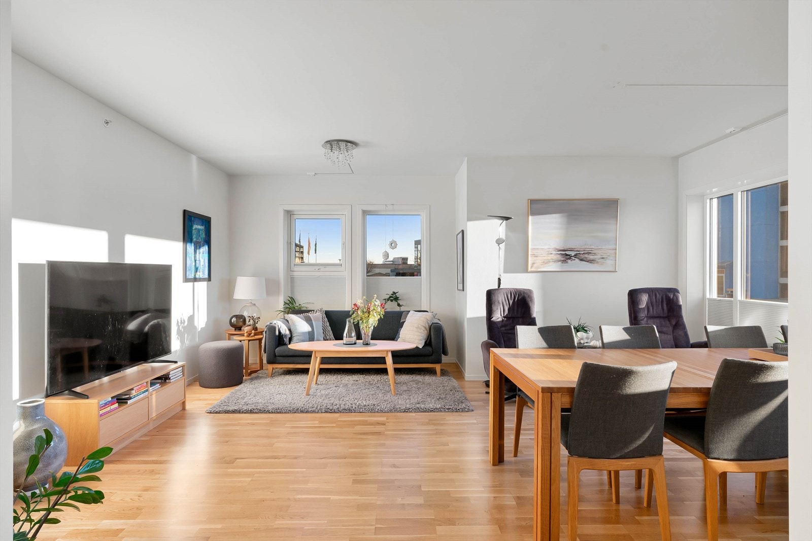 Store vinduer som gir godt med dagslys inn i rommet. Galleribilde