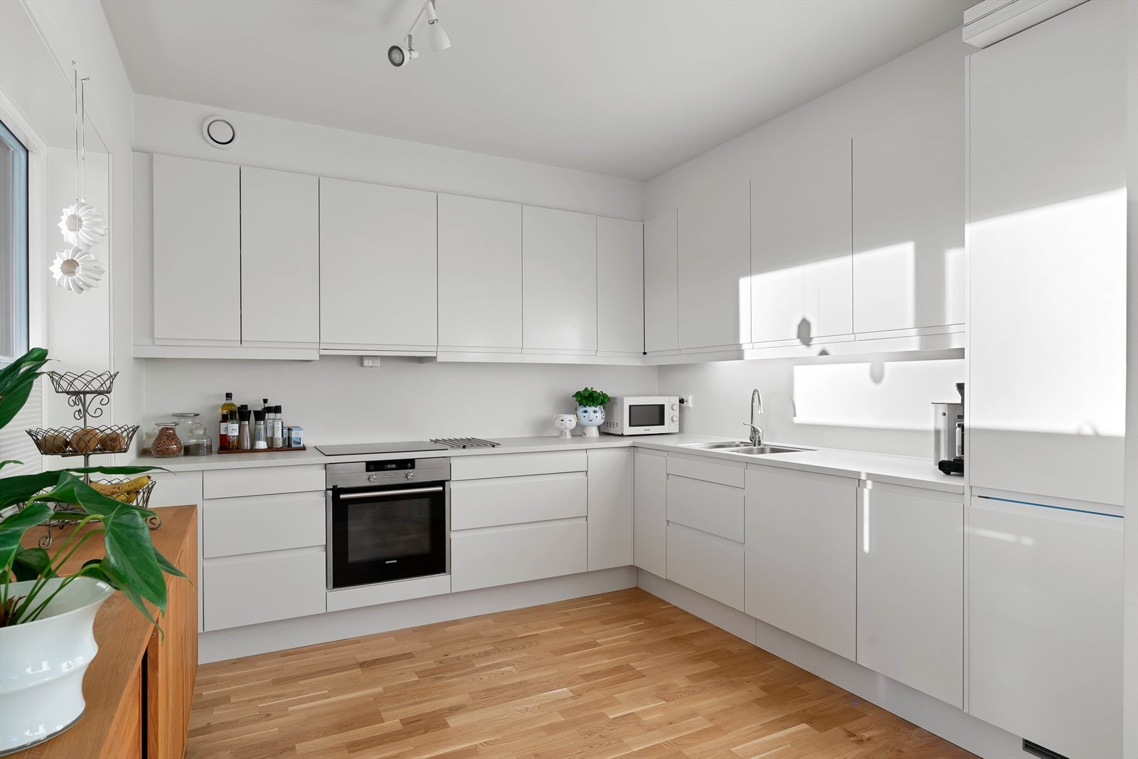 Delikat og moderne kjøkken fra Norema med integrerte hvitevarer som medfølger i handelen. Galleribilde