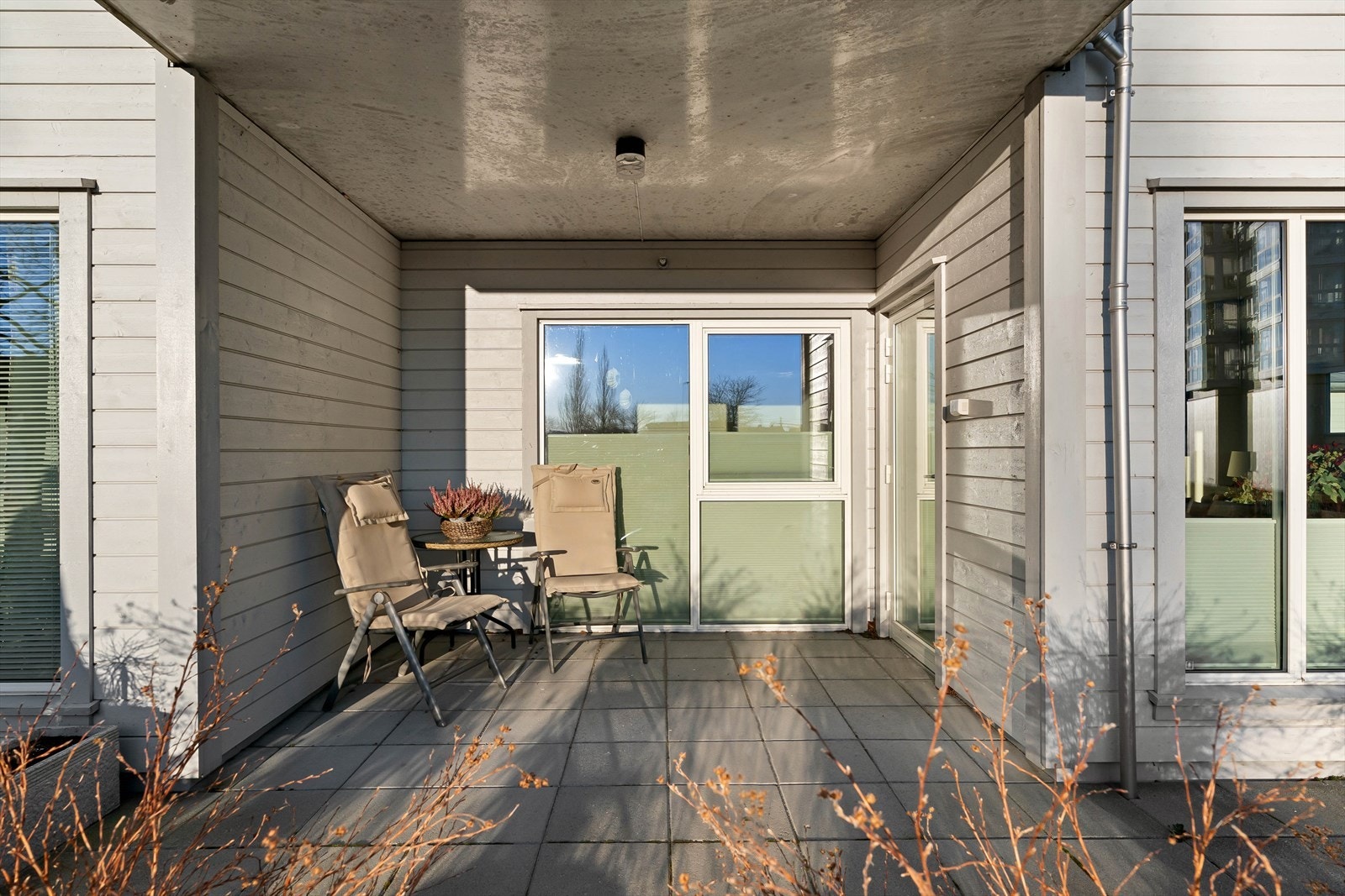 Hellelagt terrasse med takoverbygg. Galleribilde