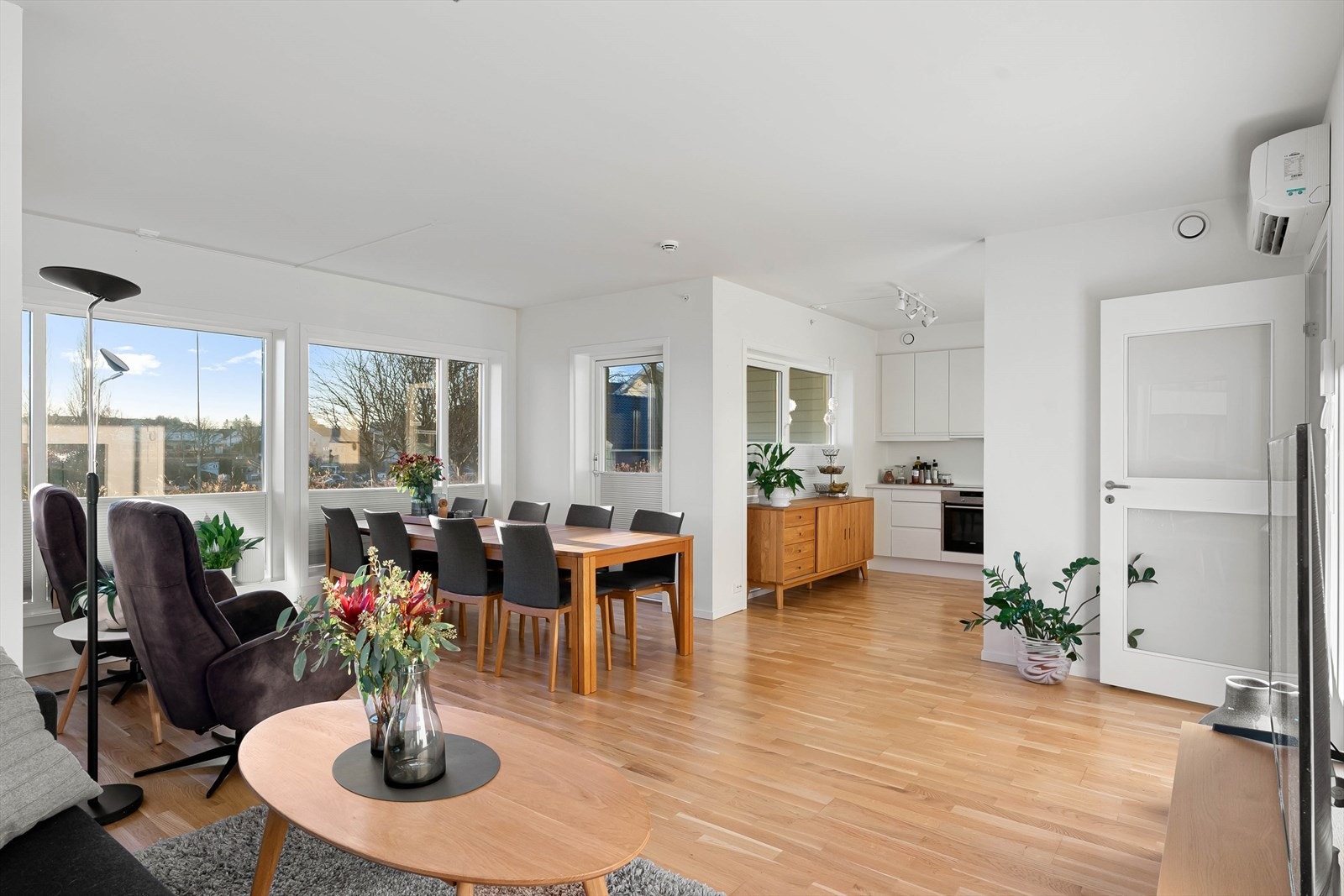 Det er montert solskjerming i form av plissègardiner. Galleribilde