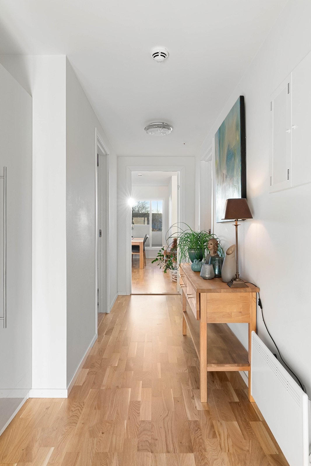 Parkett på gulv og lysmalte flater. Galleribilde