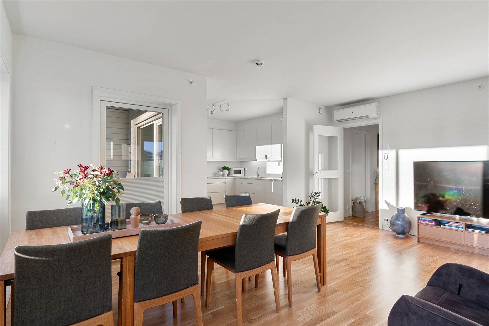 Utgang til terrasse fra stue. Galleribilde