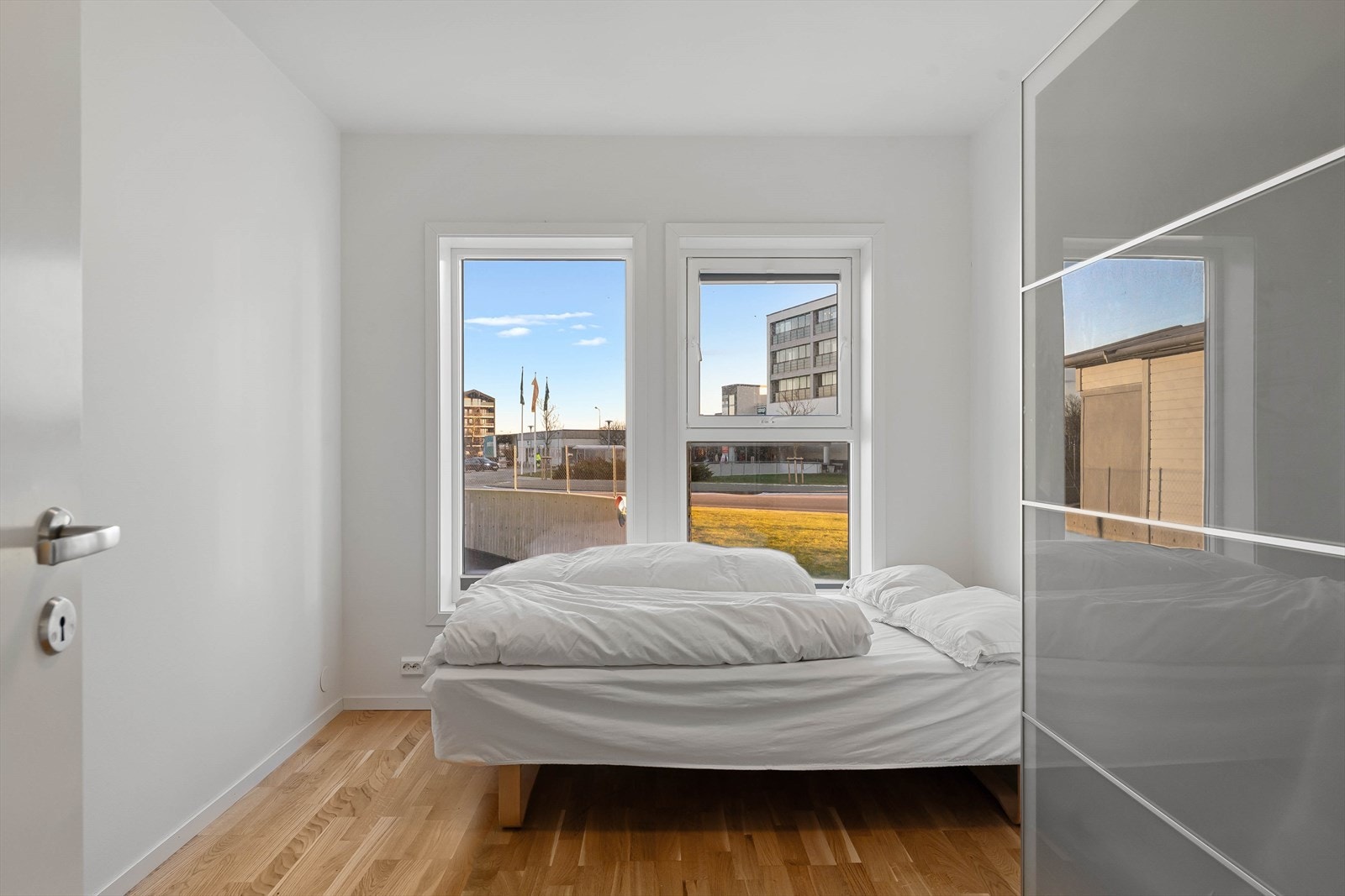 Soverom nr 2 kan også brukes som kontor eller en ekstra TV-stue ved behov. Garderobeskap med skyvedører medfølger. Galleribilde