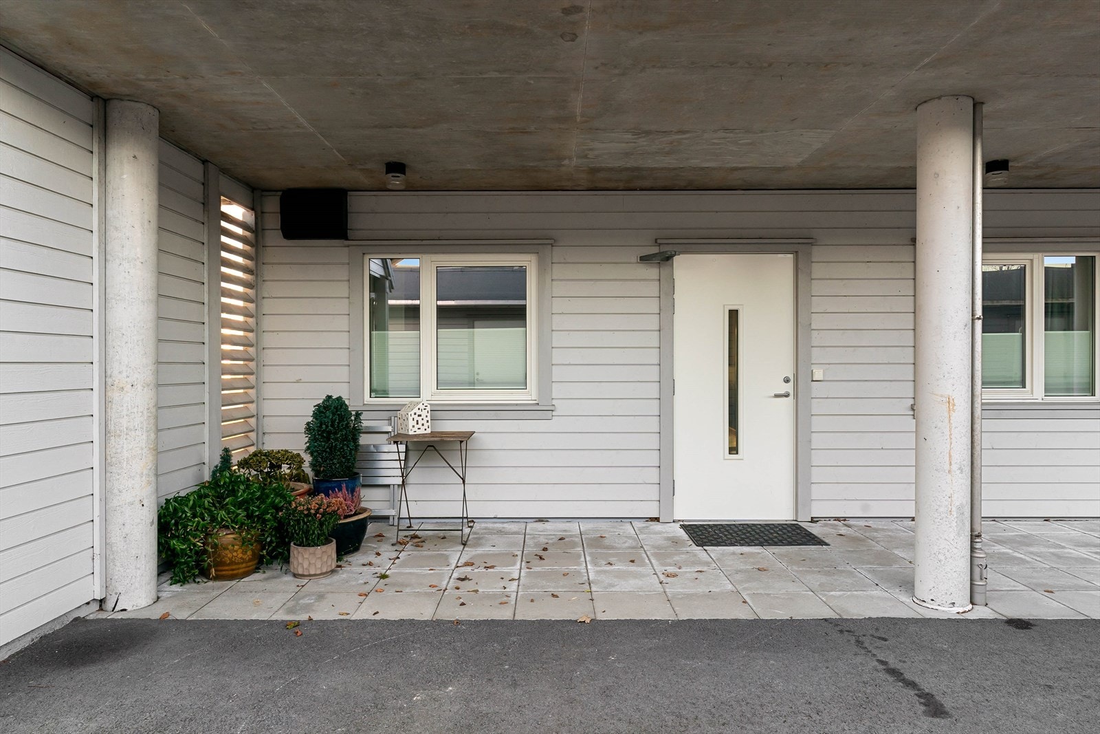 Velkommen inn! Hellelagt inngangsparti med overbygg. Trappefri adkomst. Galleribilde