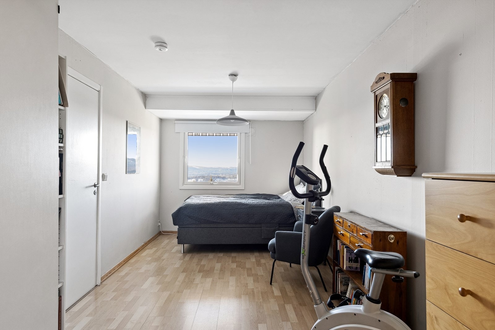 Stort hovedsoverom med plass for dobbelseng. God skapplass. Galleribilde