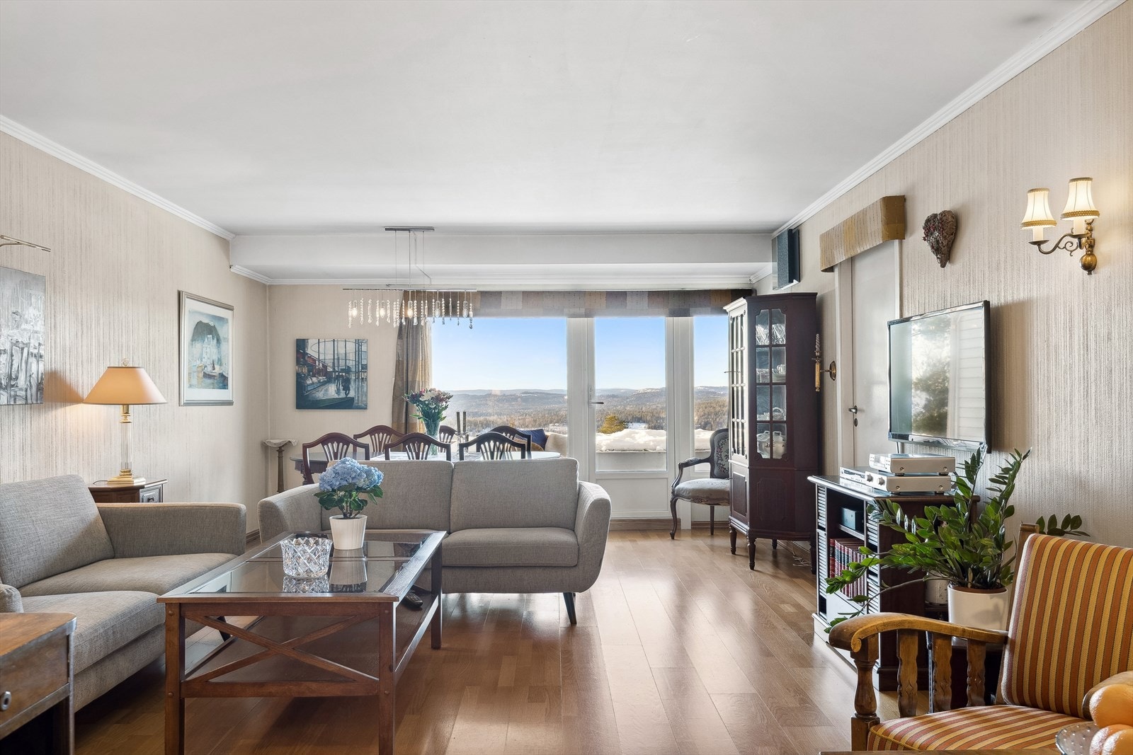 Fra stuen er det utgang til solrik vestvendt terrasse med flott utsikt. Galleribilde