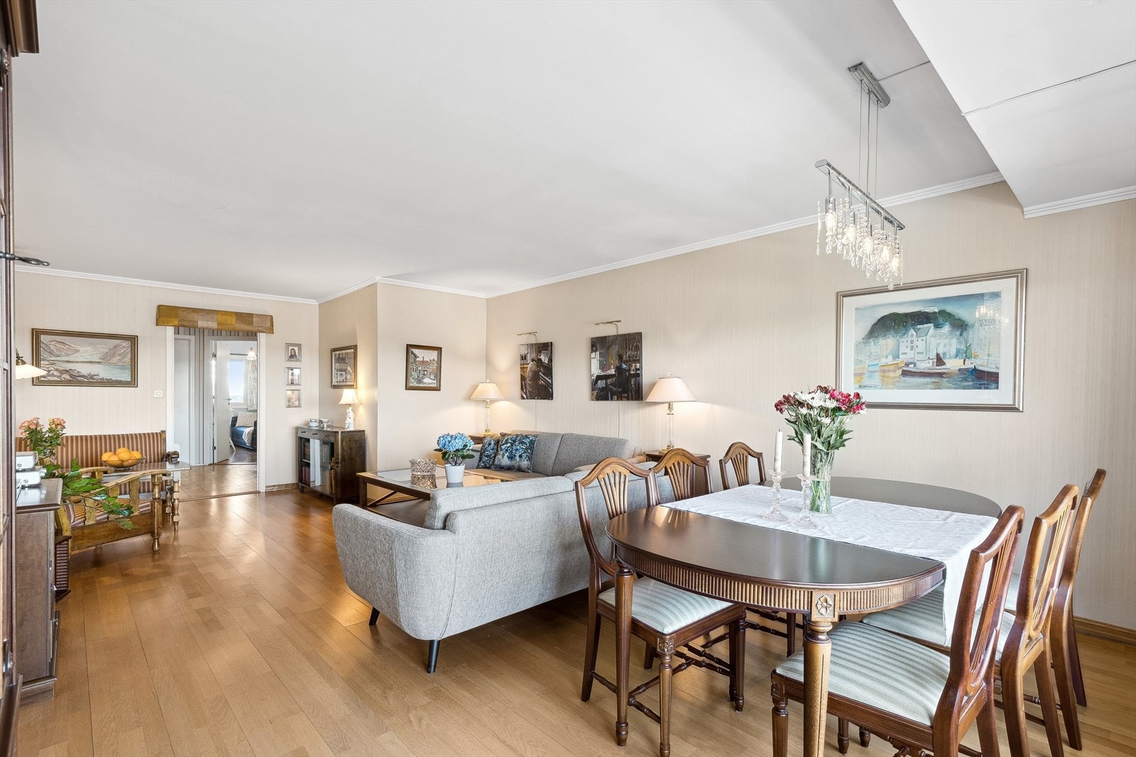 Romslig stue med plass for både spisebord og sofagruppe. Galleribilde