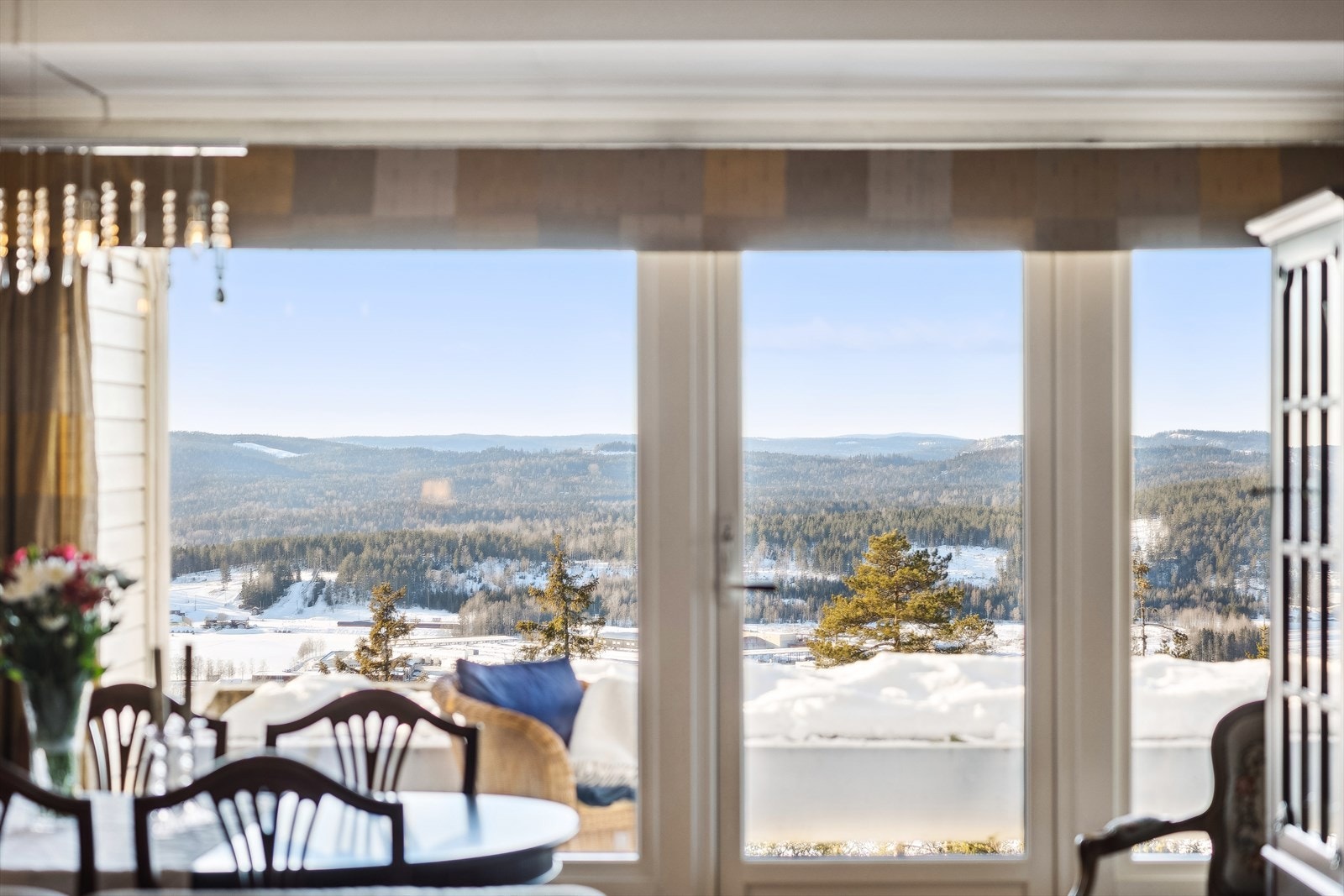 Flott utsikt. Utgang til solrik vestvendt terrasse. Galleribilde