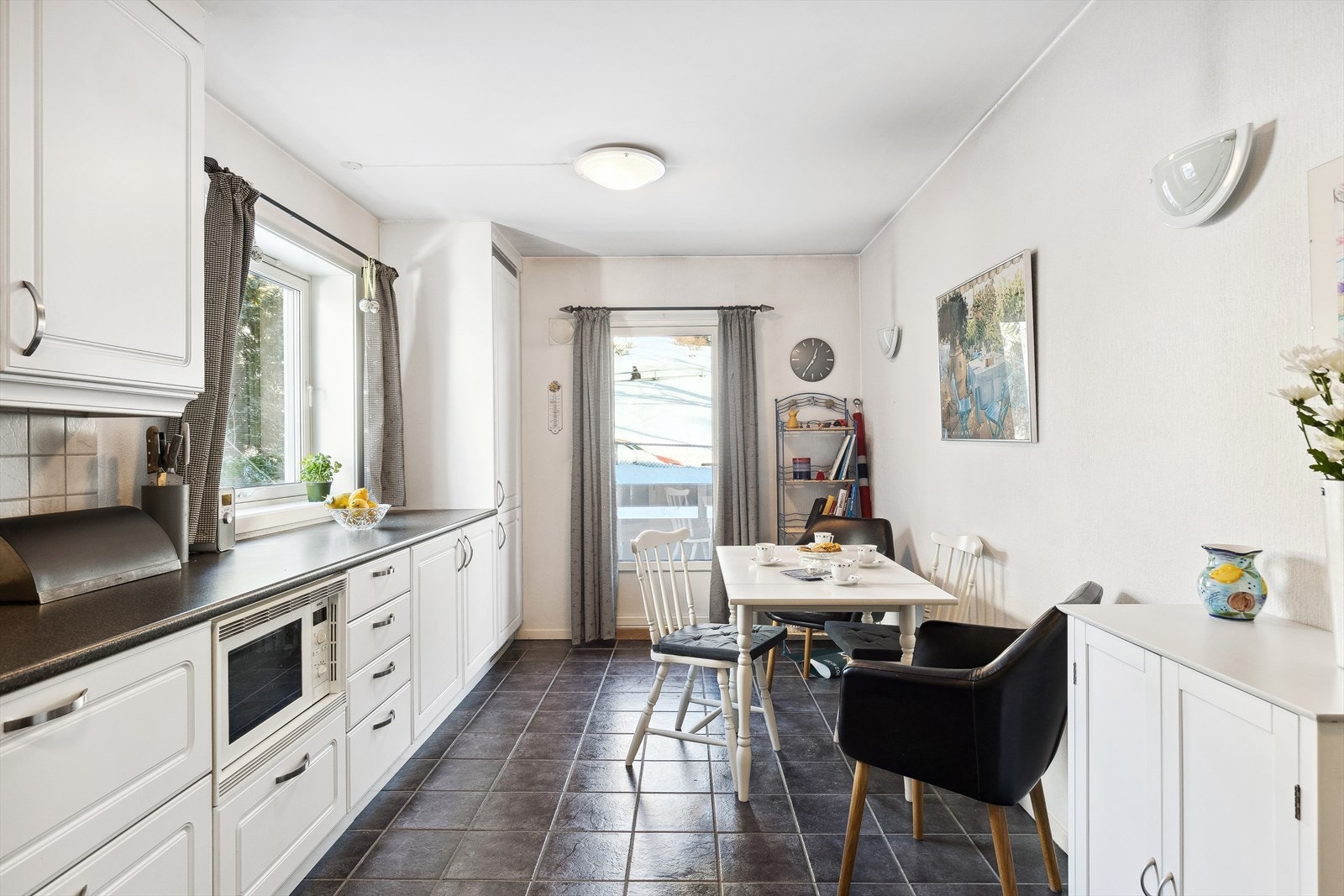 Fra kjøkken er det utgang til balkong med formiddagssol. Galleribilde