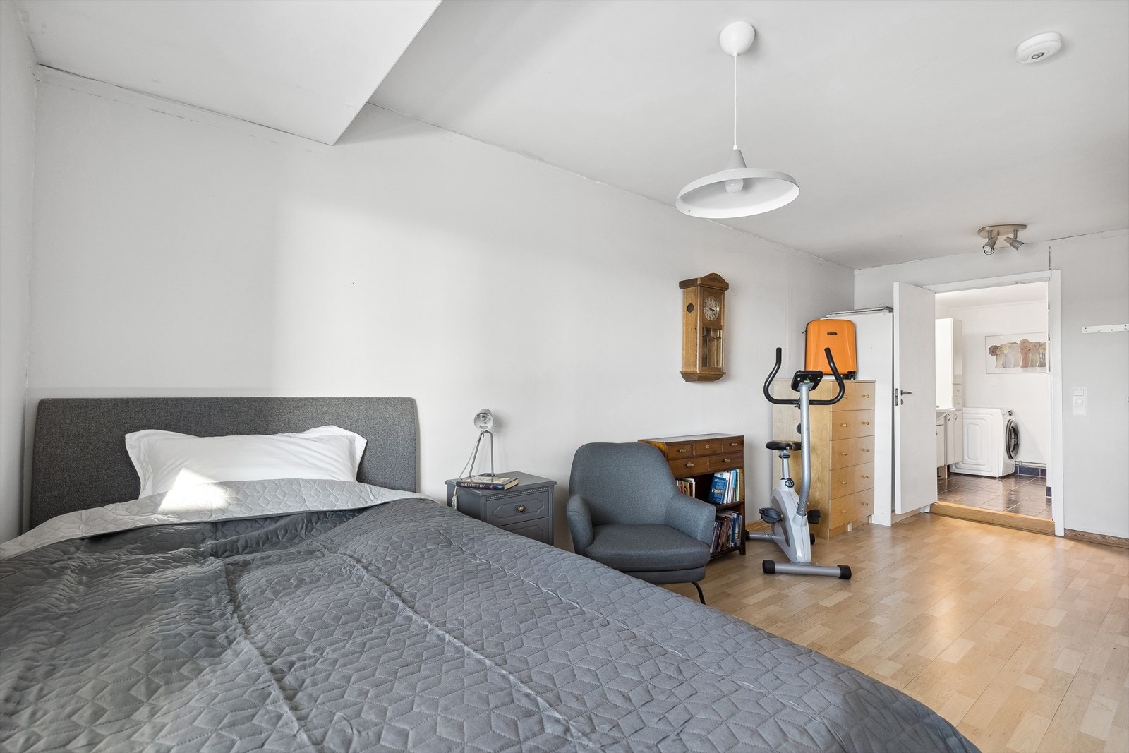 Soverom er romslig og det er inngang til stort bad. Galleribilde