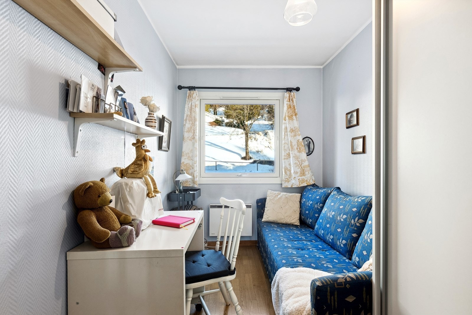 Soverom med skyvedørsgarderobe. Galleribilde