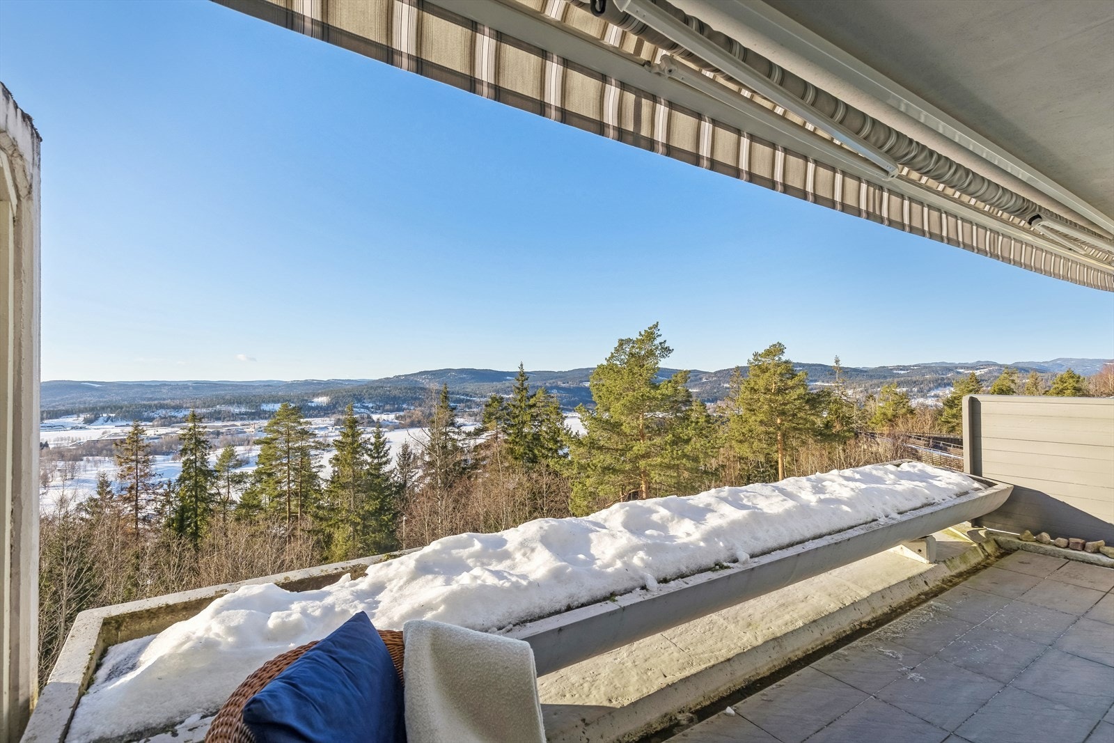 Flott utsikt mot blant annet golfbanen, Bogstadvannet og marka. Galleribilde