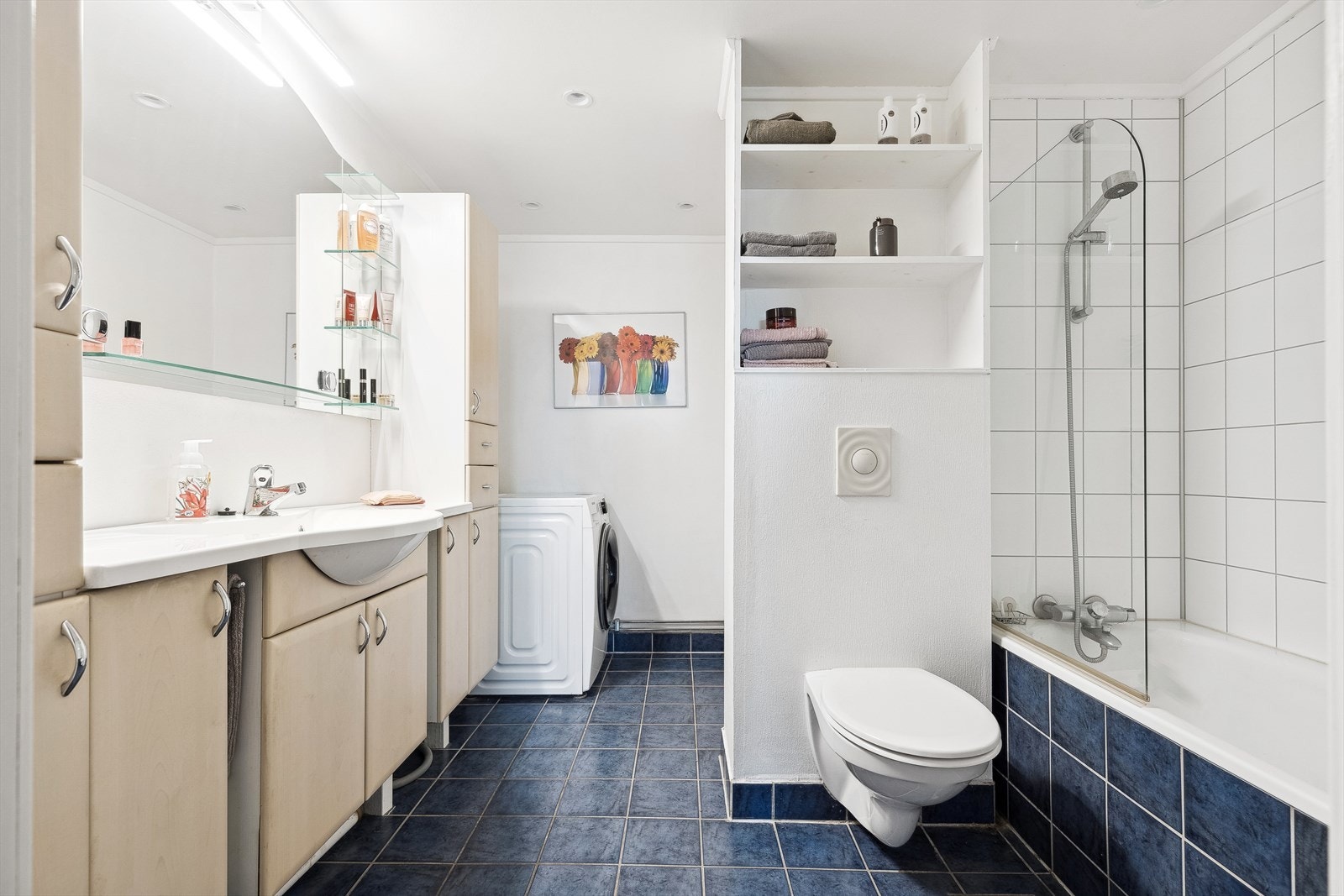 Stort bad med varmekabler på gulv. Badekar. God skapplass. Vaskemaskin. Galleribilde