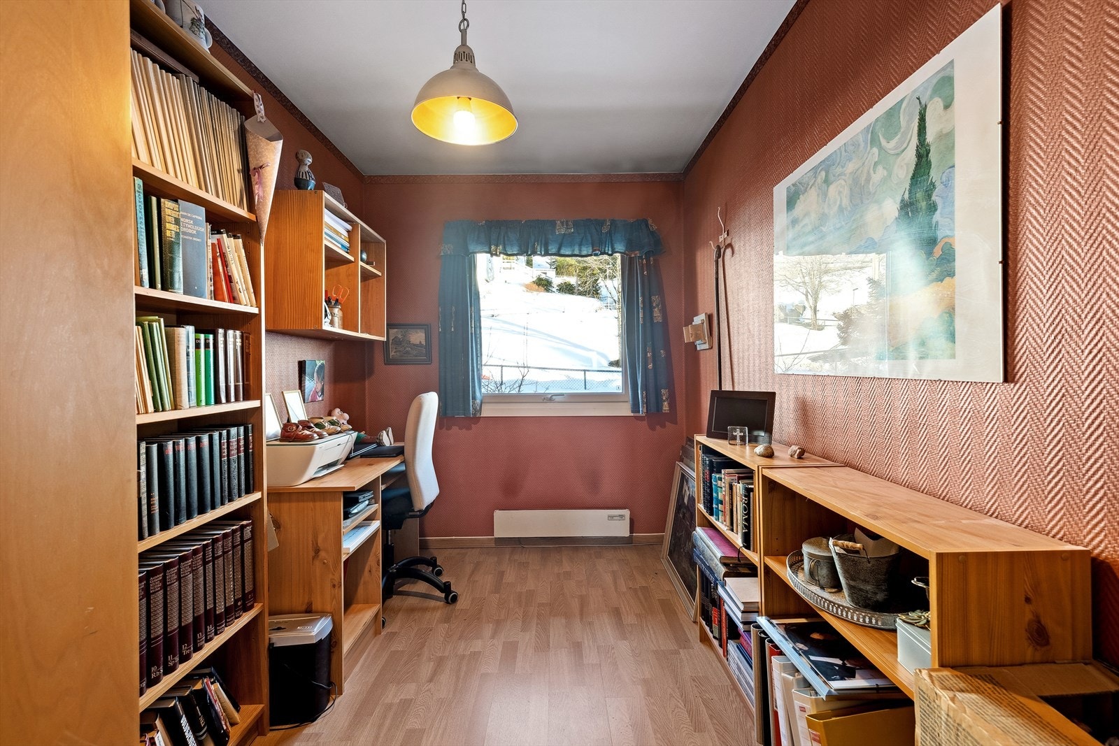 Soverom med skap. Galleribilde