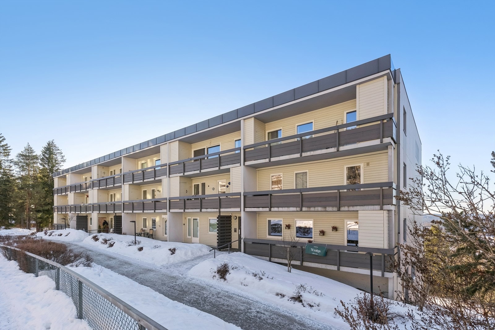 Velkommen til Grindbakken 13. Trappefri adkomst.
Leiligheten disponerer en bod på hver terrasse/balkong, samt 2 boder i kjeller/underetasjen. Galleribilde