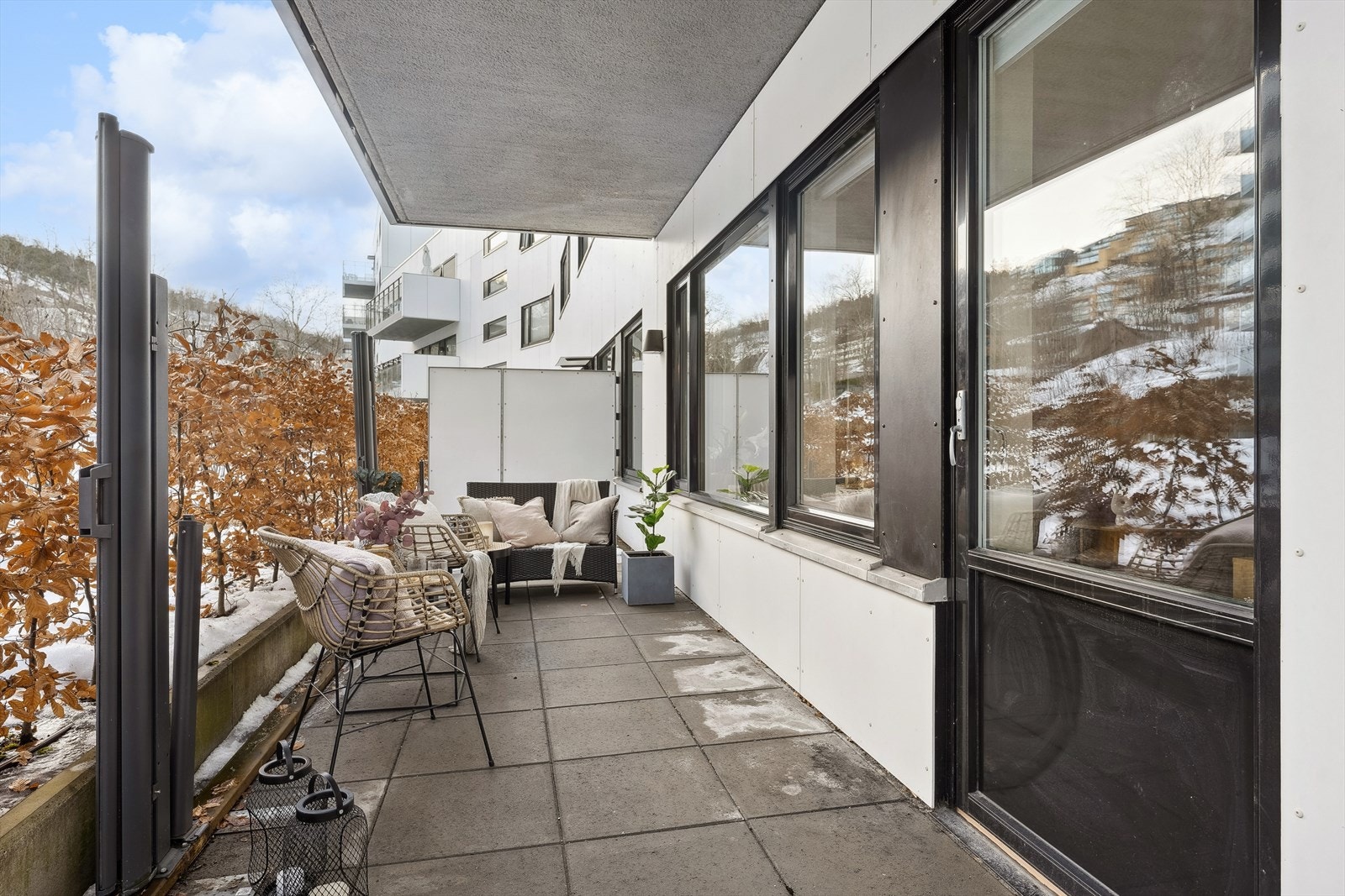 Fra leiligheten er det utgang til en privat, sørvendt markterrasse på ca. 21 kvm. Beboerne har også tilgang til flott takterrasse med panoramautsikt og gode solforhold. Galleribilde