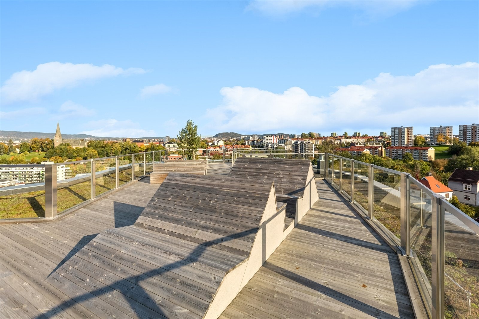 Beboerne har tilgang til felles takterrasse med utsikt over hele byen og sol fra morgen til kveld. Galleribilde